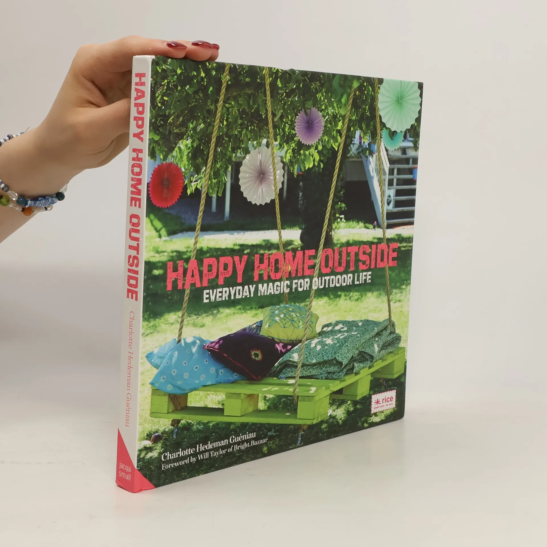 Happy Home Outside | Book | Hardcover | Charlotte Hedeman Gueniau | EN