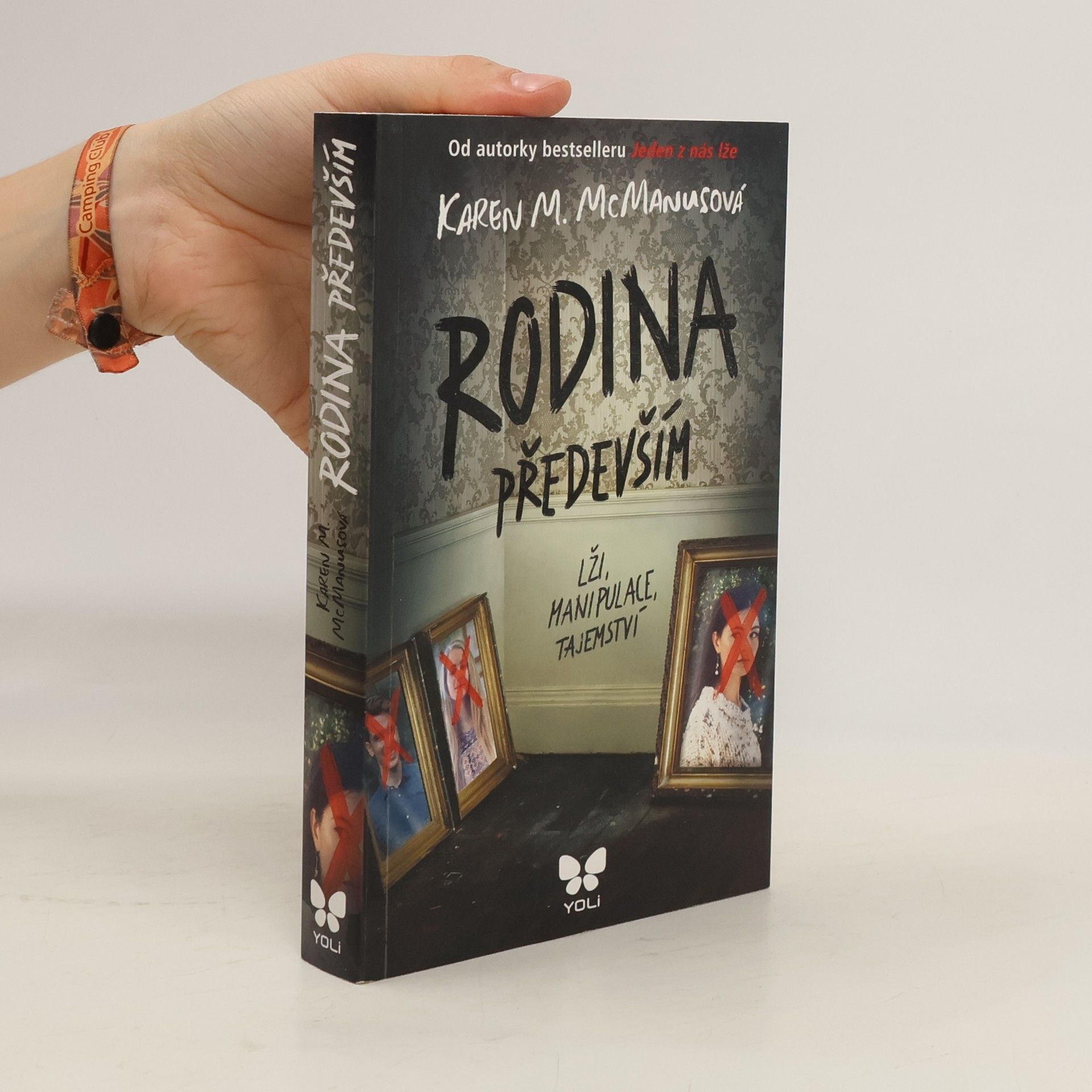 Karen M. McManus Rodina především