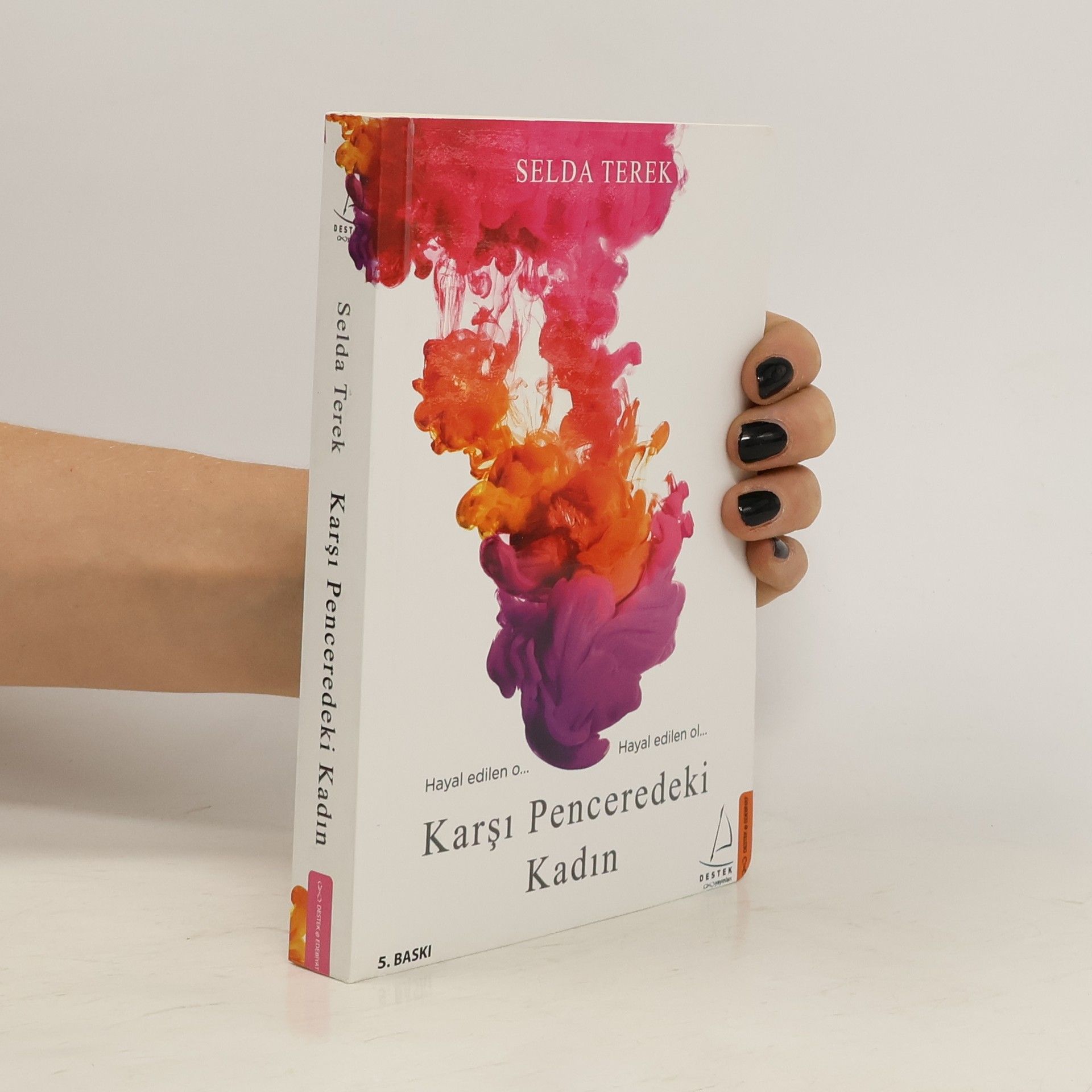 Selda Terek Karsi Penceredeki Kadin