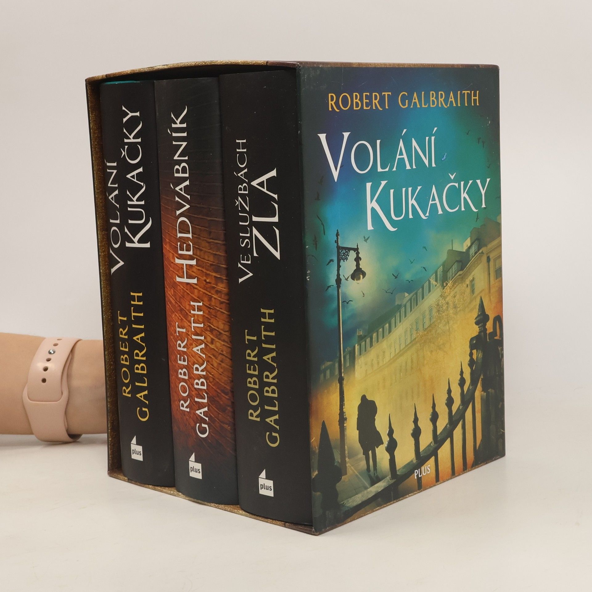 Joanne K. Rowlingová Volání kukačky. Hedvábník. Ve službách zla