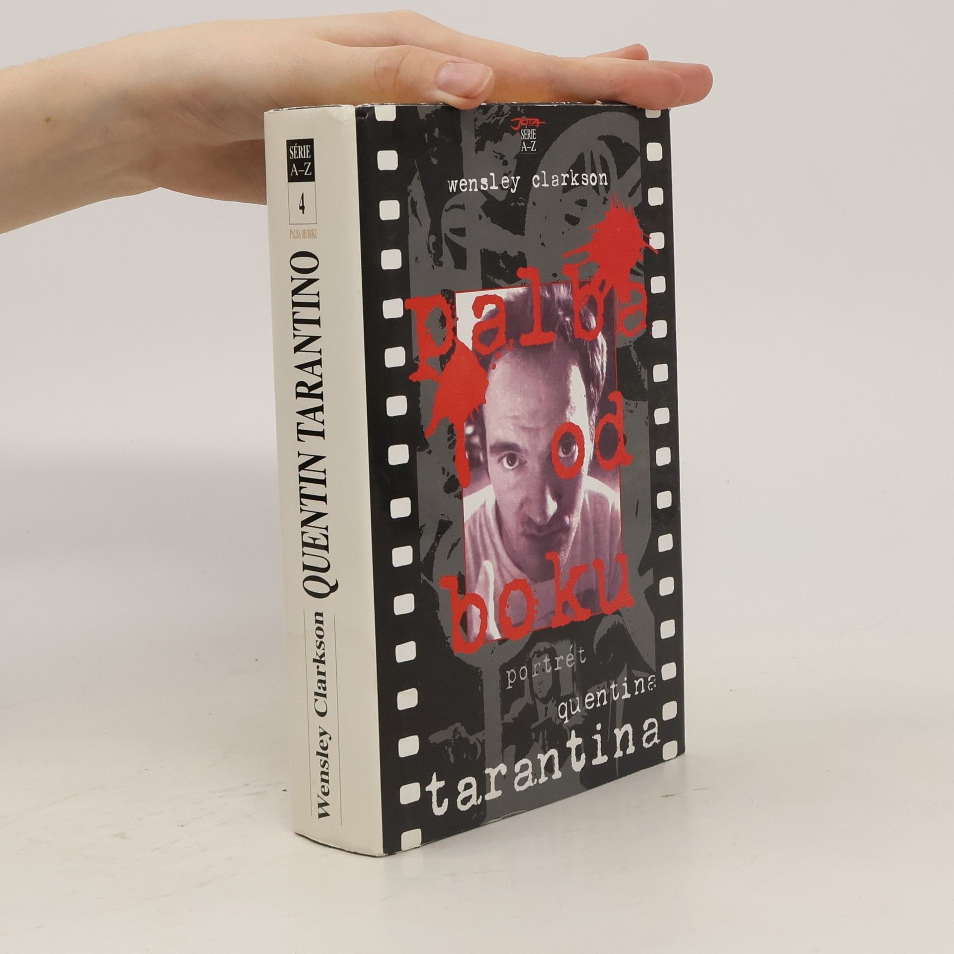 Palba od boku - portrét Quentina Tarantina