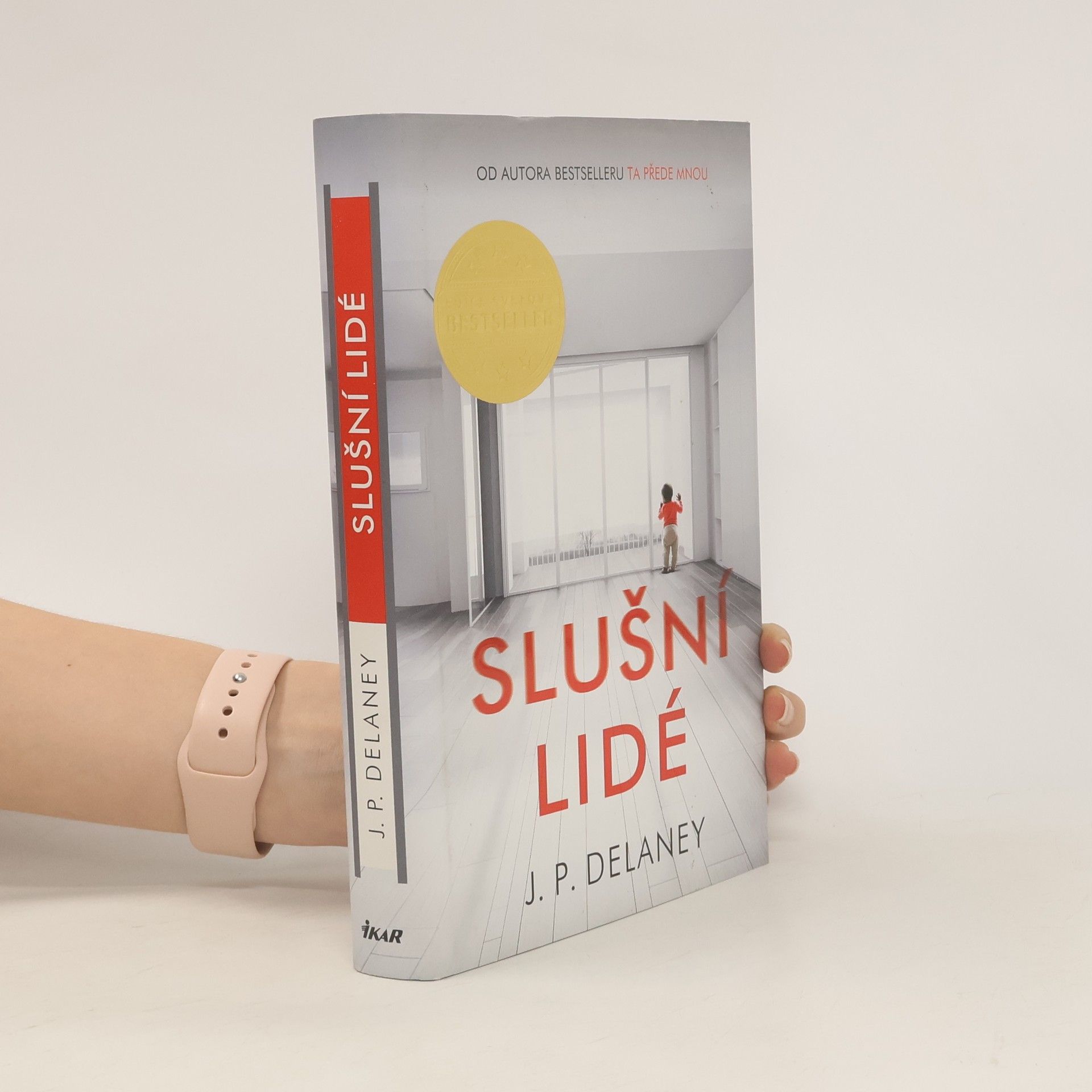 J. P. Delaney Slušní lidé