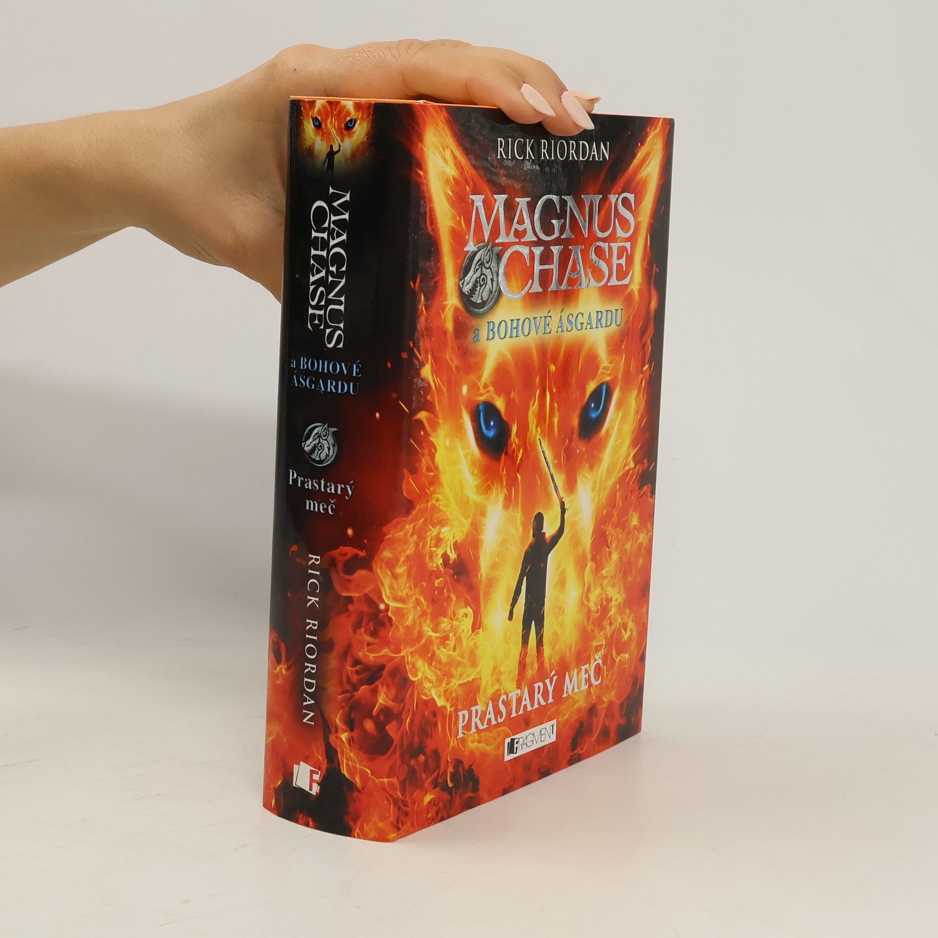 Rick Riordan Magnus Chase a bohové Ásgardu. Prastarý meč