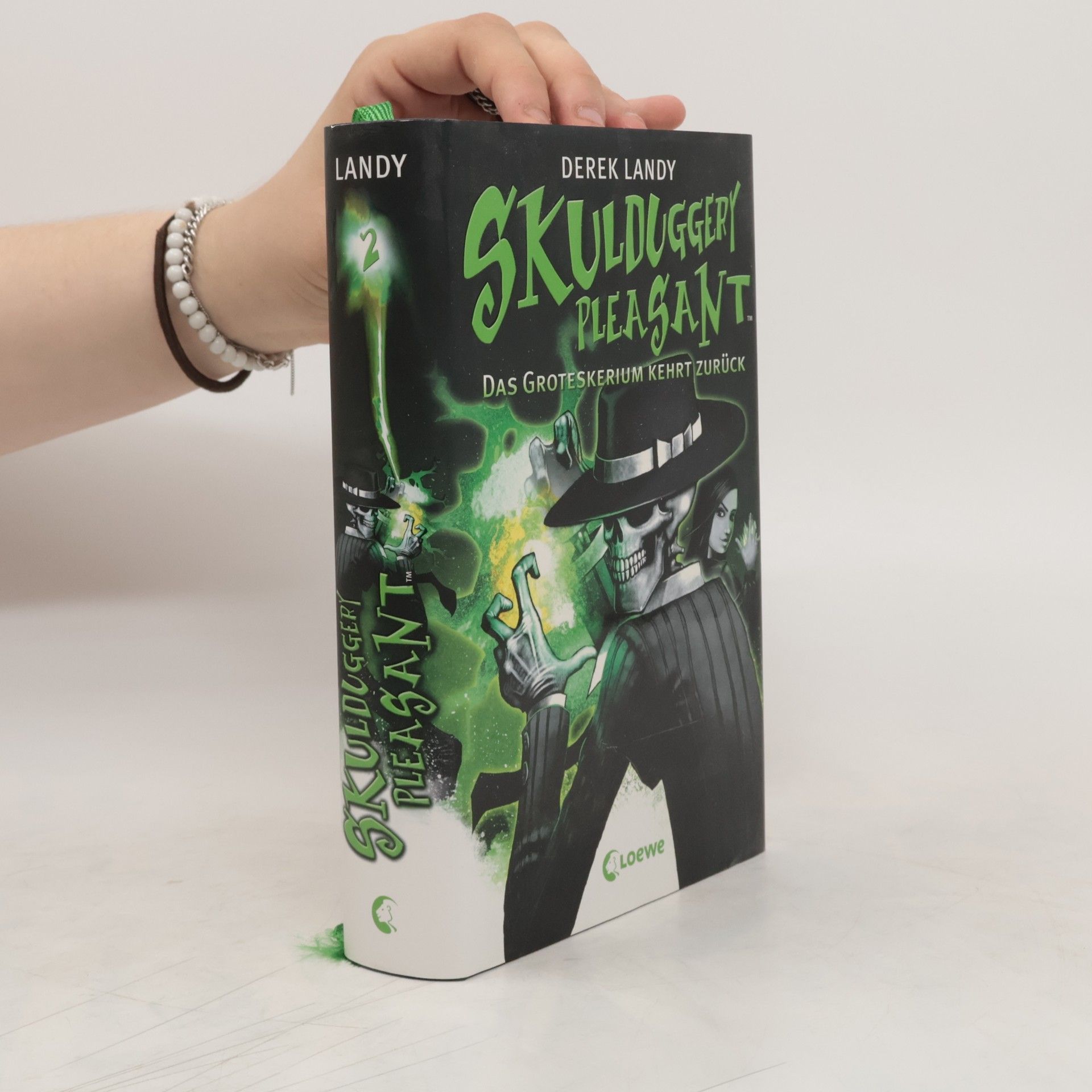 Derek Landy Skulduggery Pleasant 2