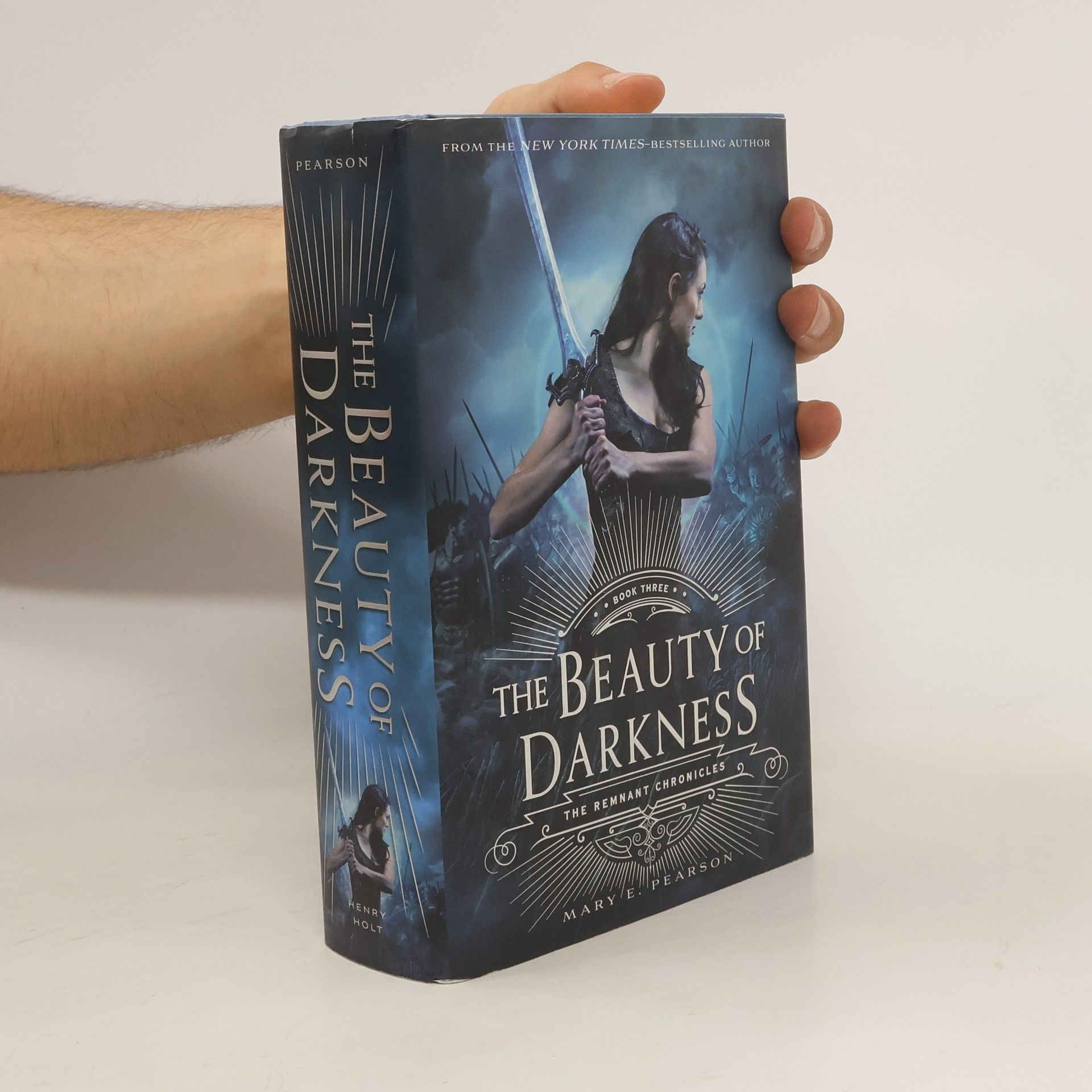 Mary E. Pearson The Beauty of Darkness. The Remnant Chronicles 3