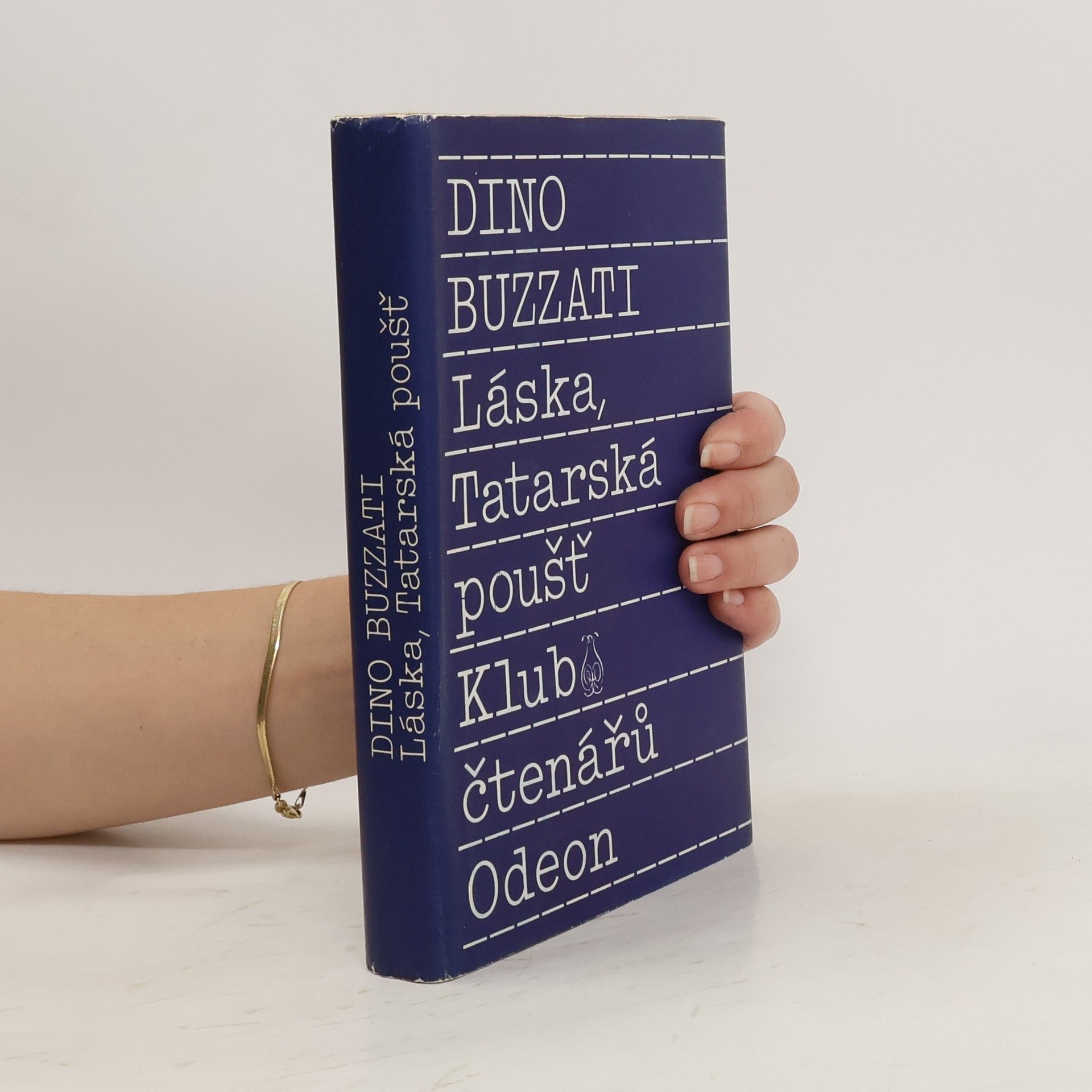 Dino Buzzati Láska.Tatarská poušť