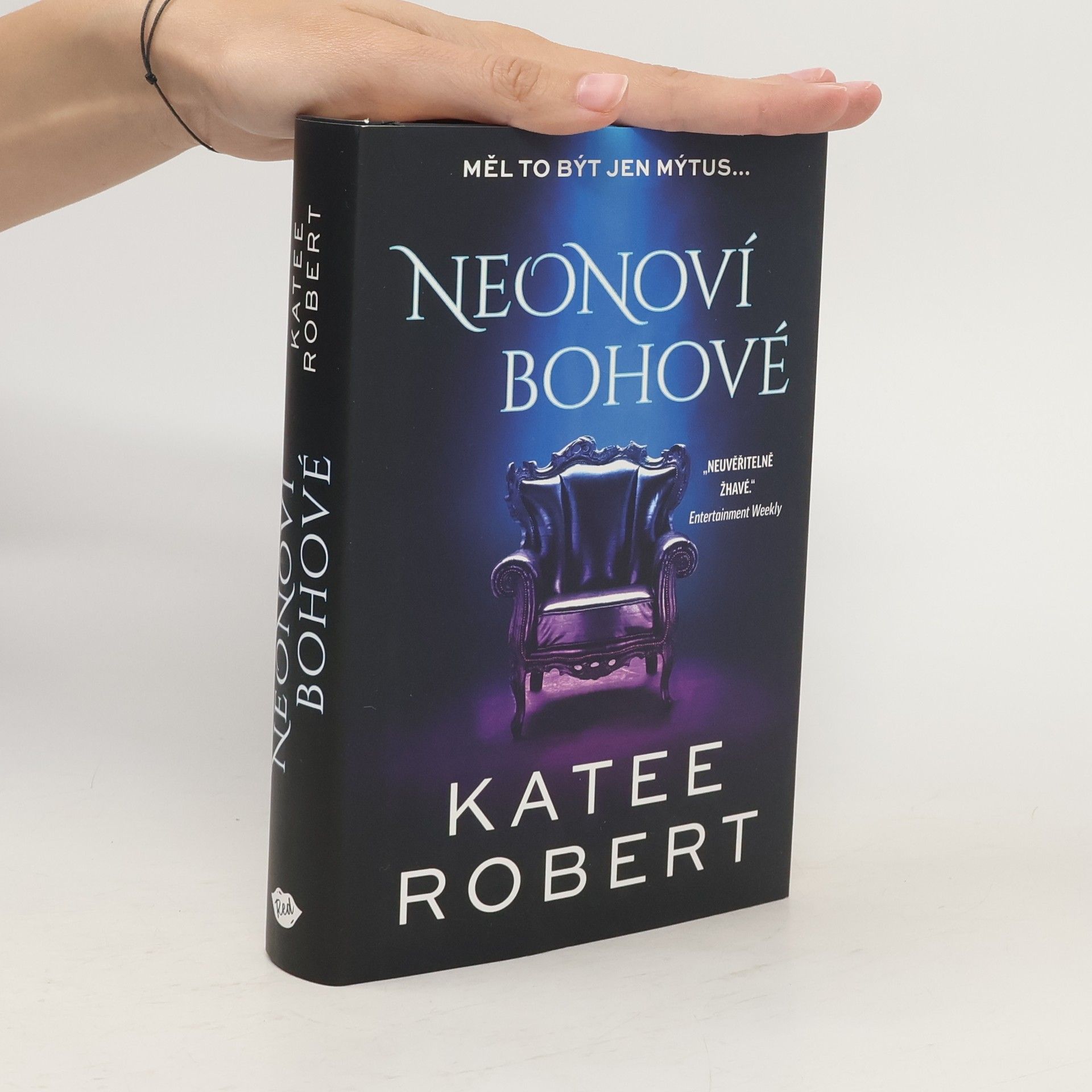 Katee Robert Neonoví bohové