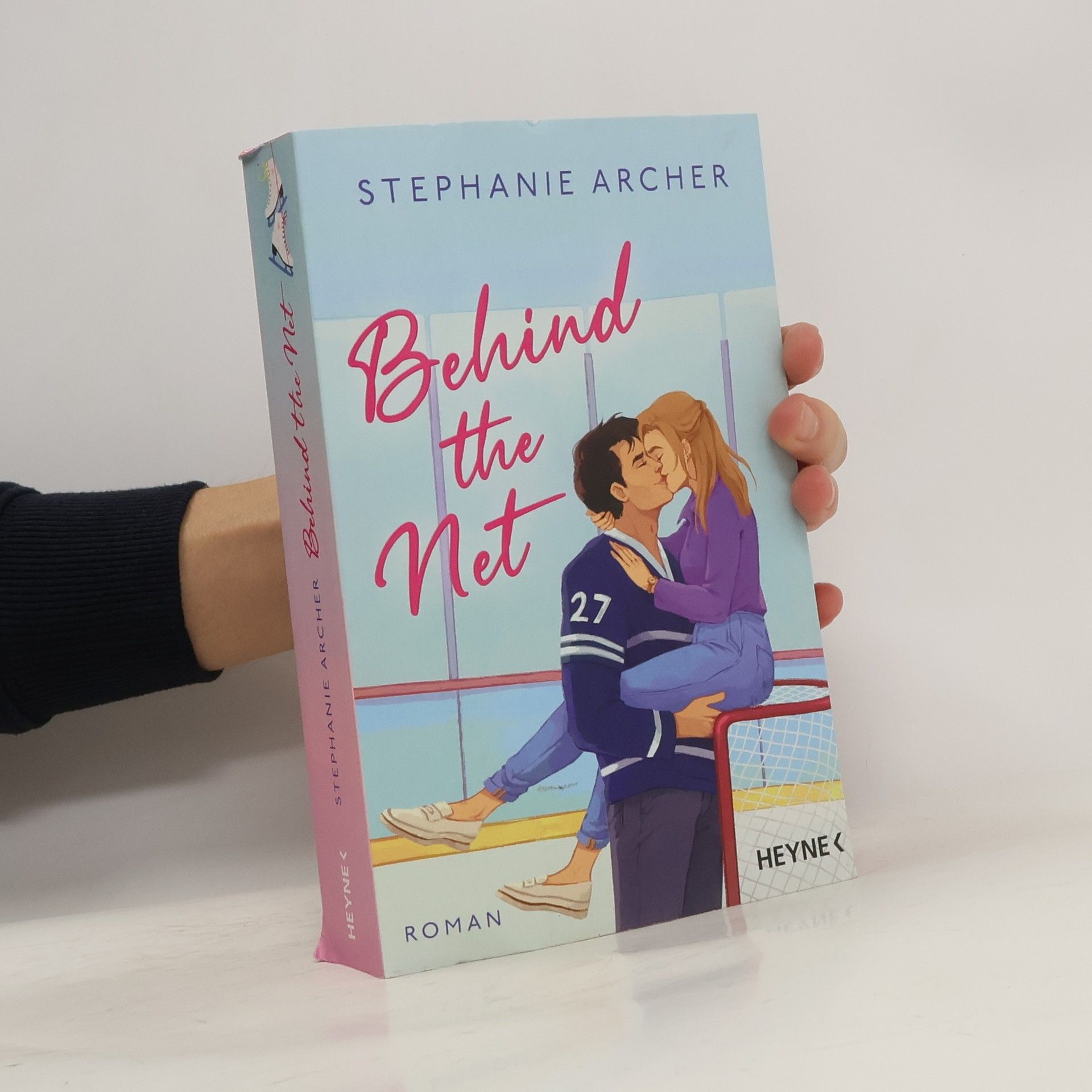 Stephanie Archer Behind the Net. Roman - Mit farbig gestaltetem Buchschnitt - nur in limitierter Erstauflage der gedruckten Ausgabe - Spicy Sportsromance für Fans von »Icebreaker«!