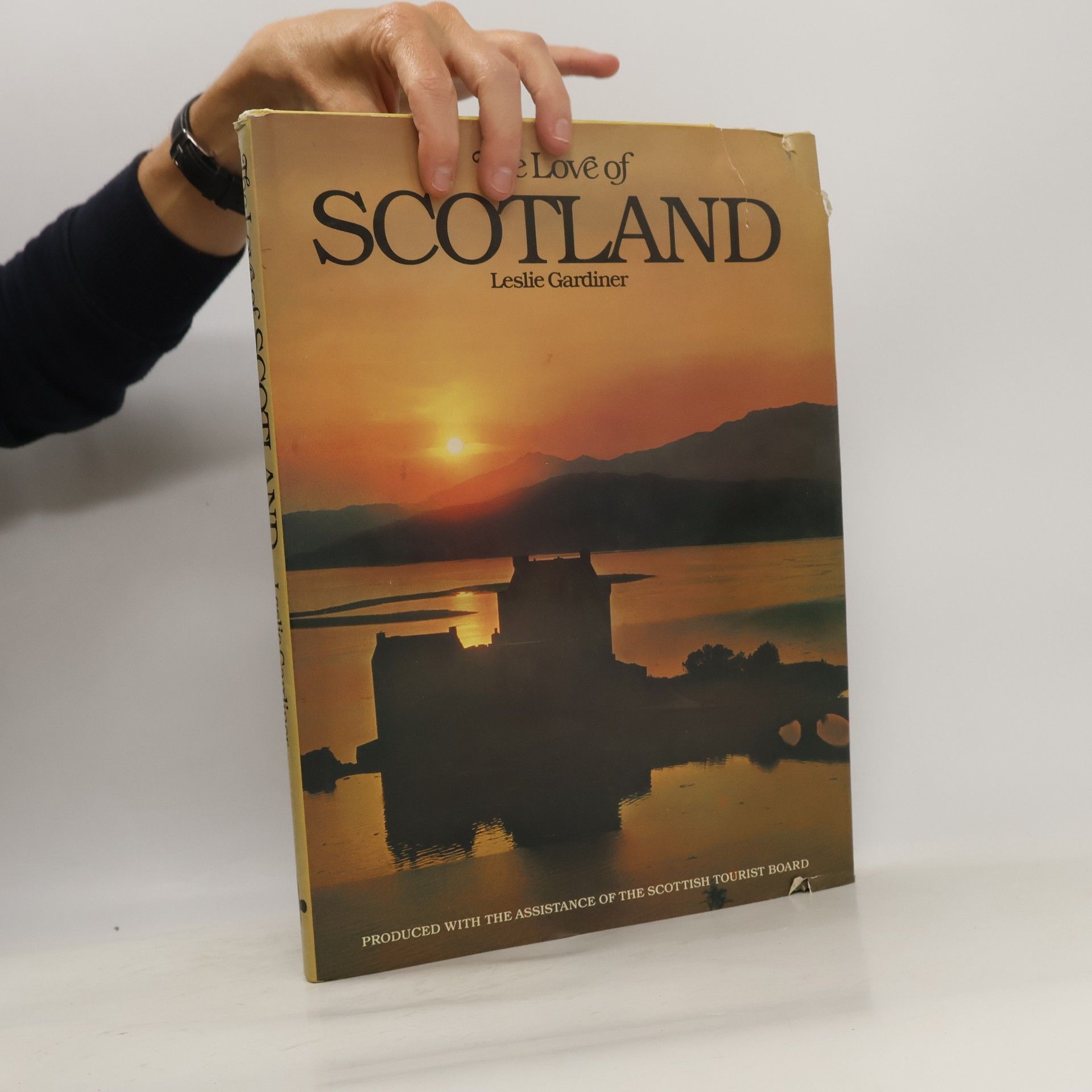 Leslie Gardiner The Love of Scotland