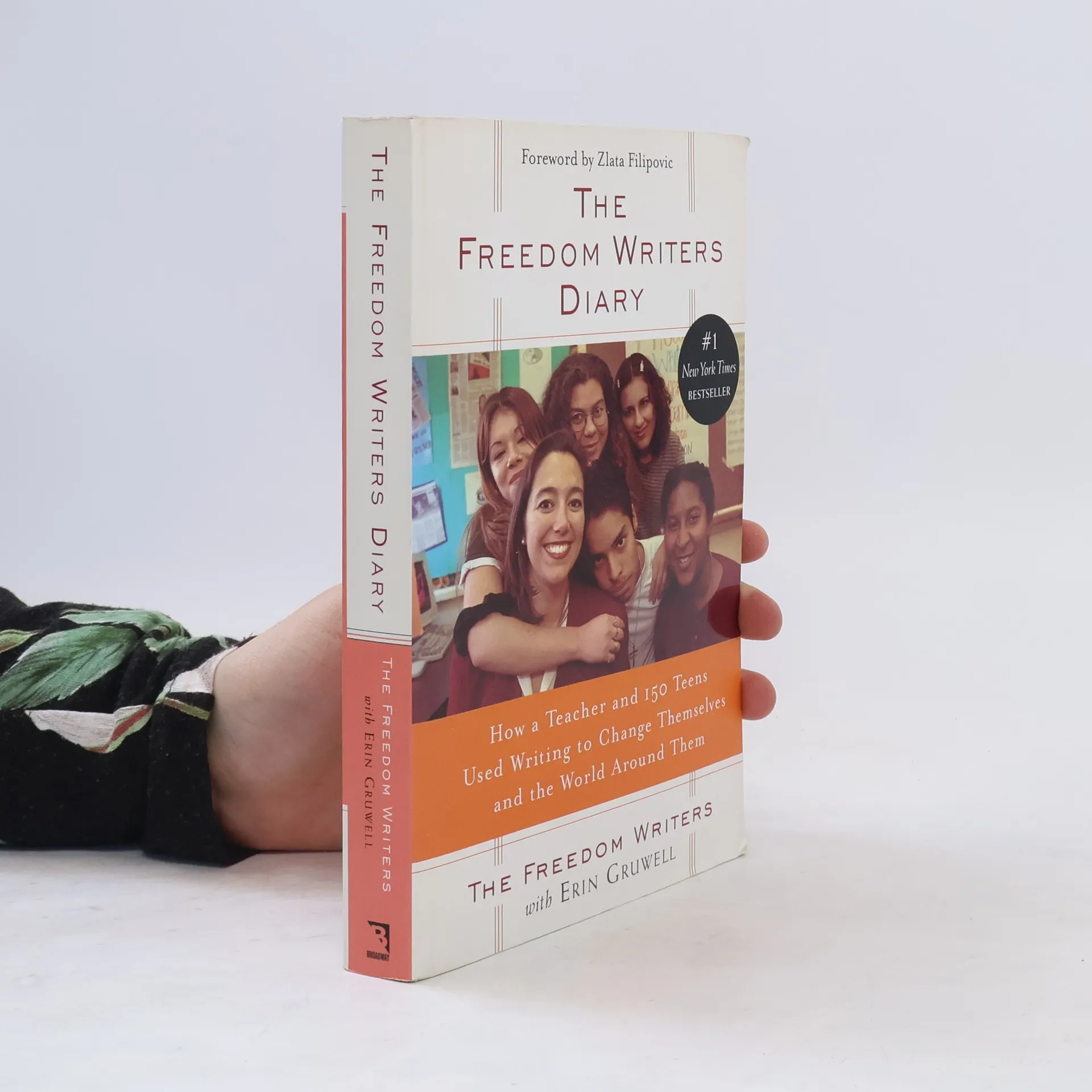 The freedom writers diary : how a teacher and 150 teens used writing to change themselves and the world around them | Book | Erin Gruwell | EN