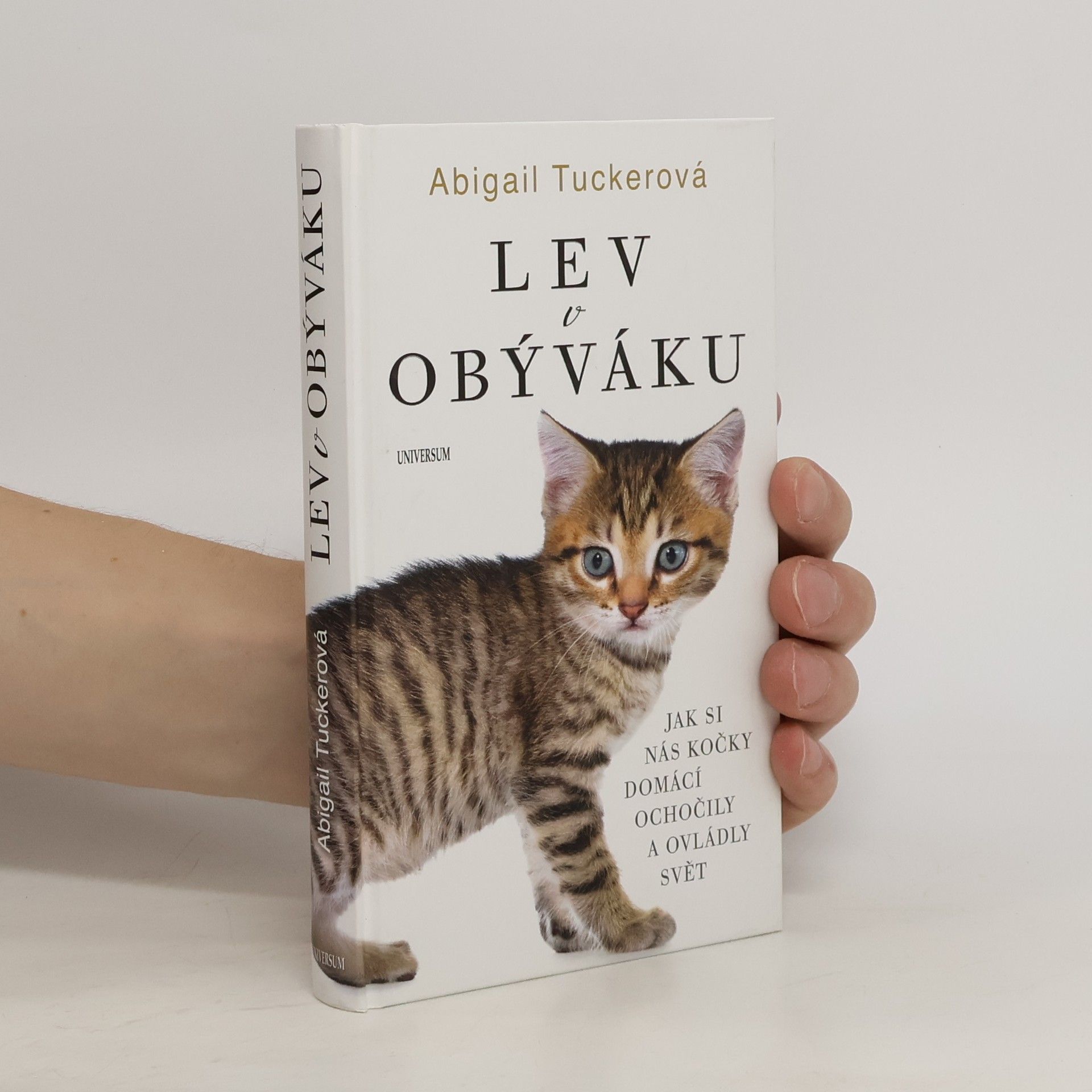 Abigail Tucker Lev v obýváku: Jak si nás kočky domácí ochočily a ovládly svět