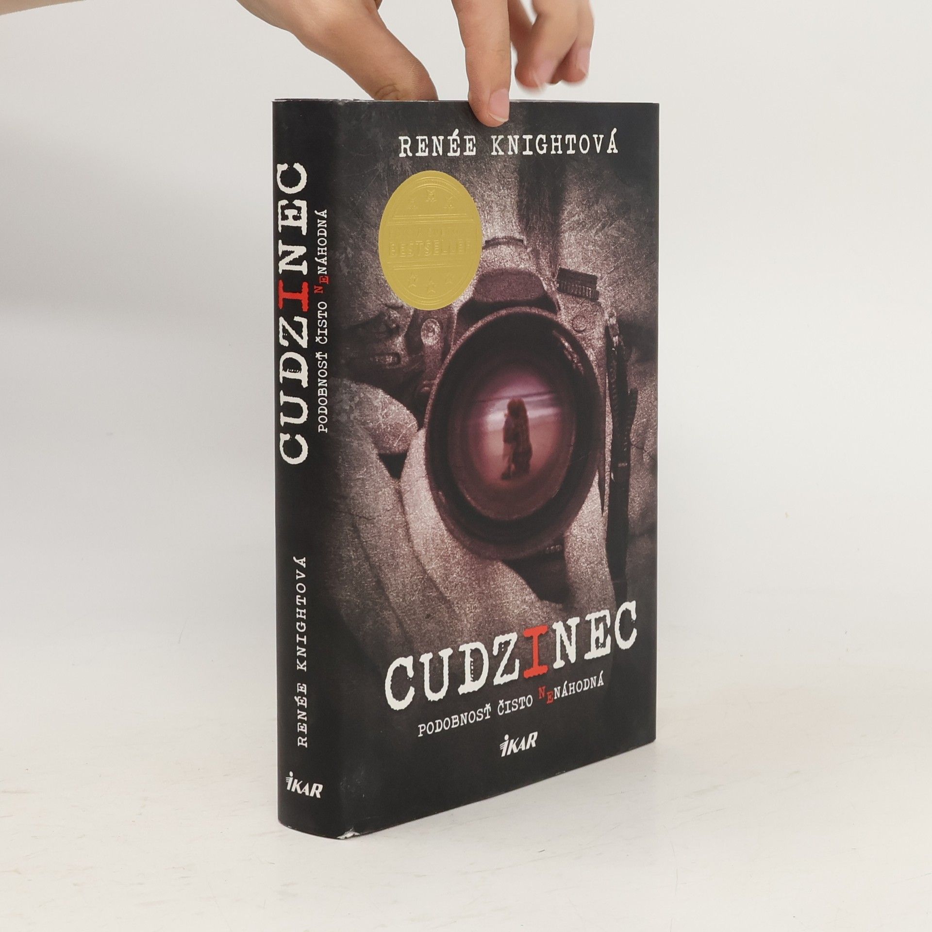 Rene e. Knight Cudzinec – Podobnosť čisto nenáhodná
