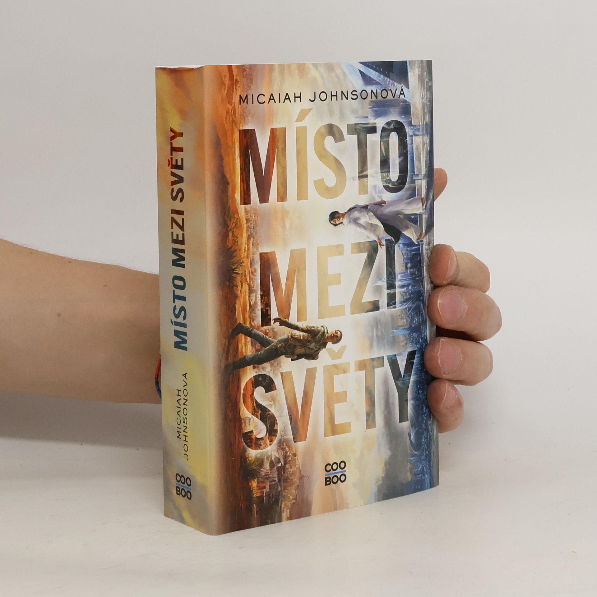 Micaiah Johnson Místo mezi světy