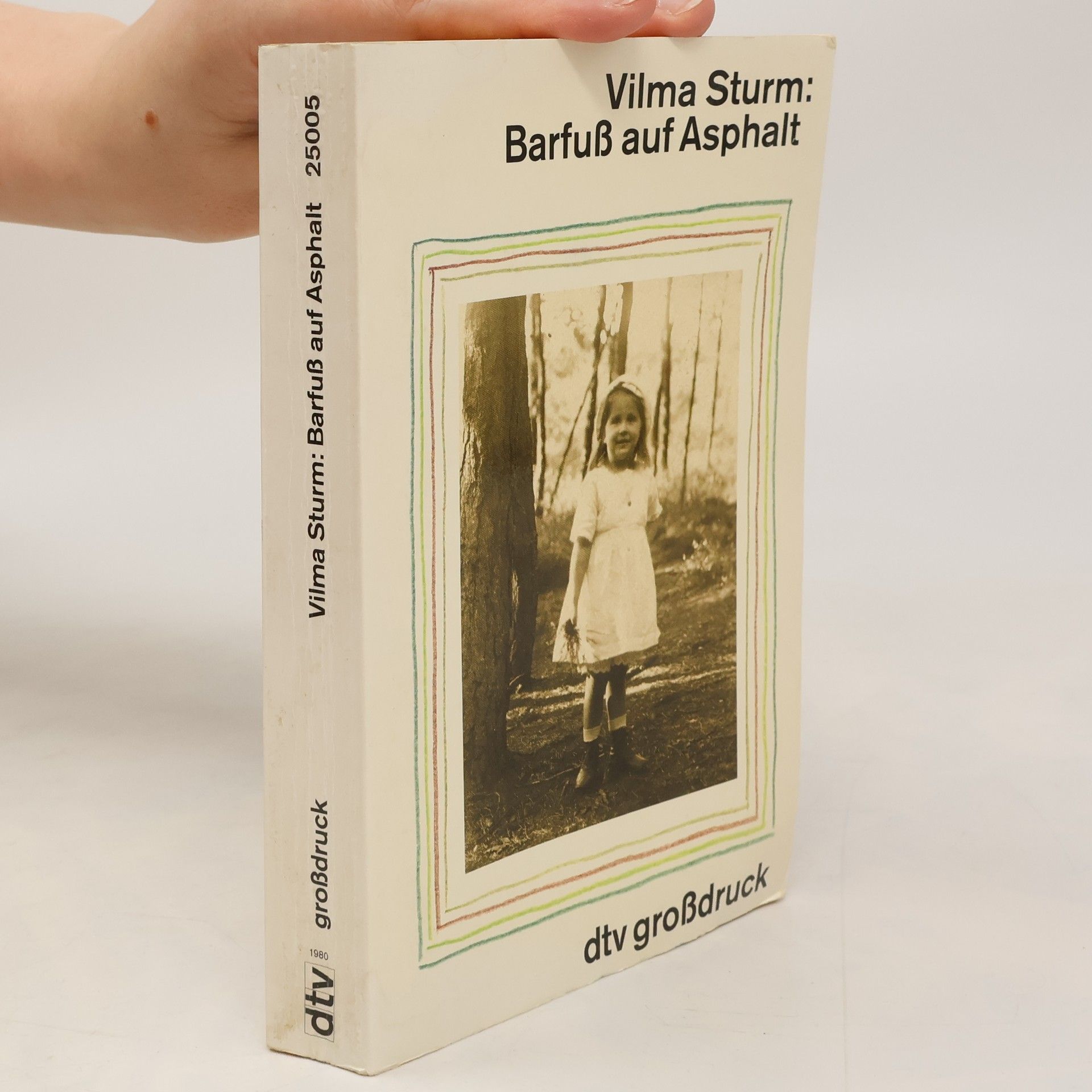 Vilma Sturm Barfuss auf Asphalt