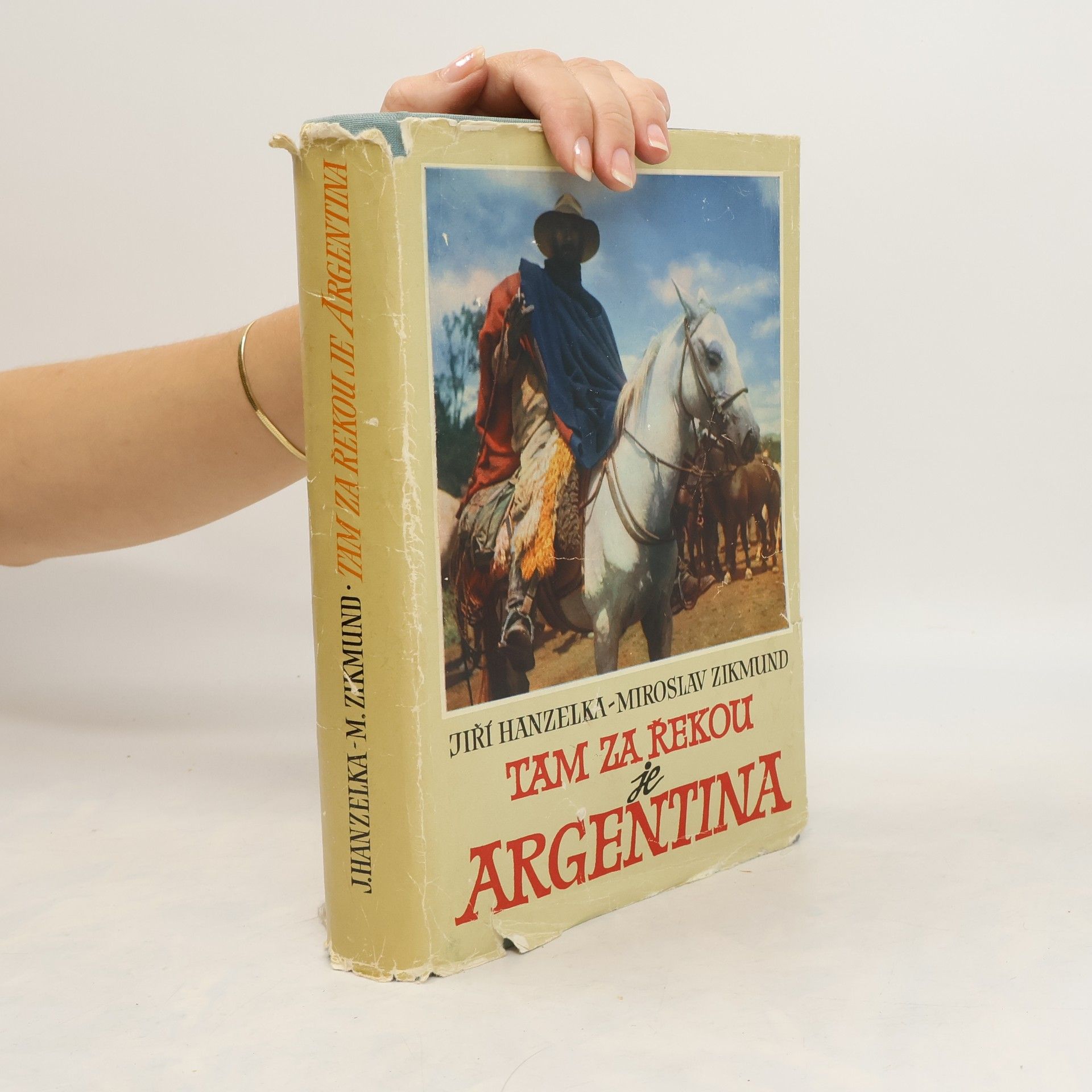 Jiří Hanzelka Tam za řekou je Argentina