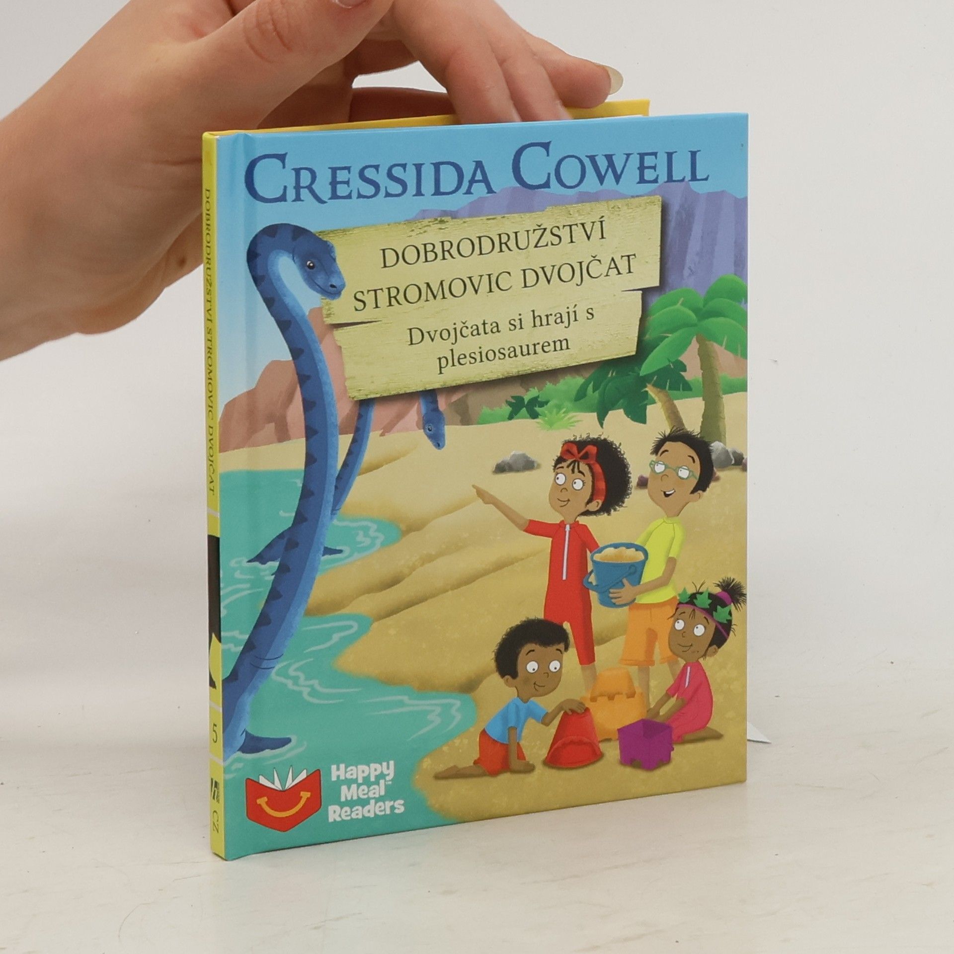 Cressida Cowell Dobrodružství Stromovic dvojčat. Dvojčata si hrají s plesiosaurem