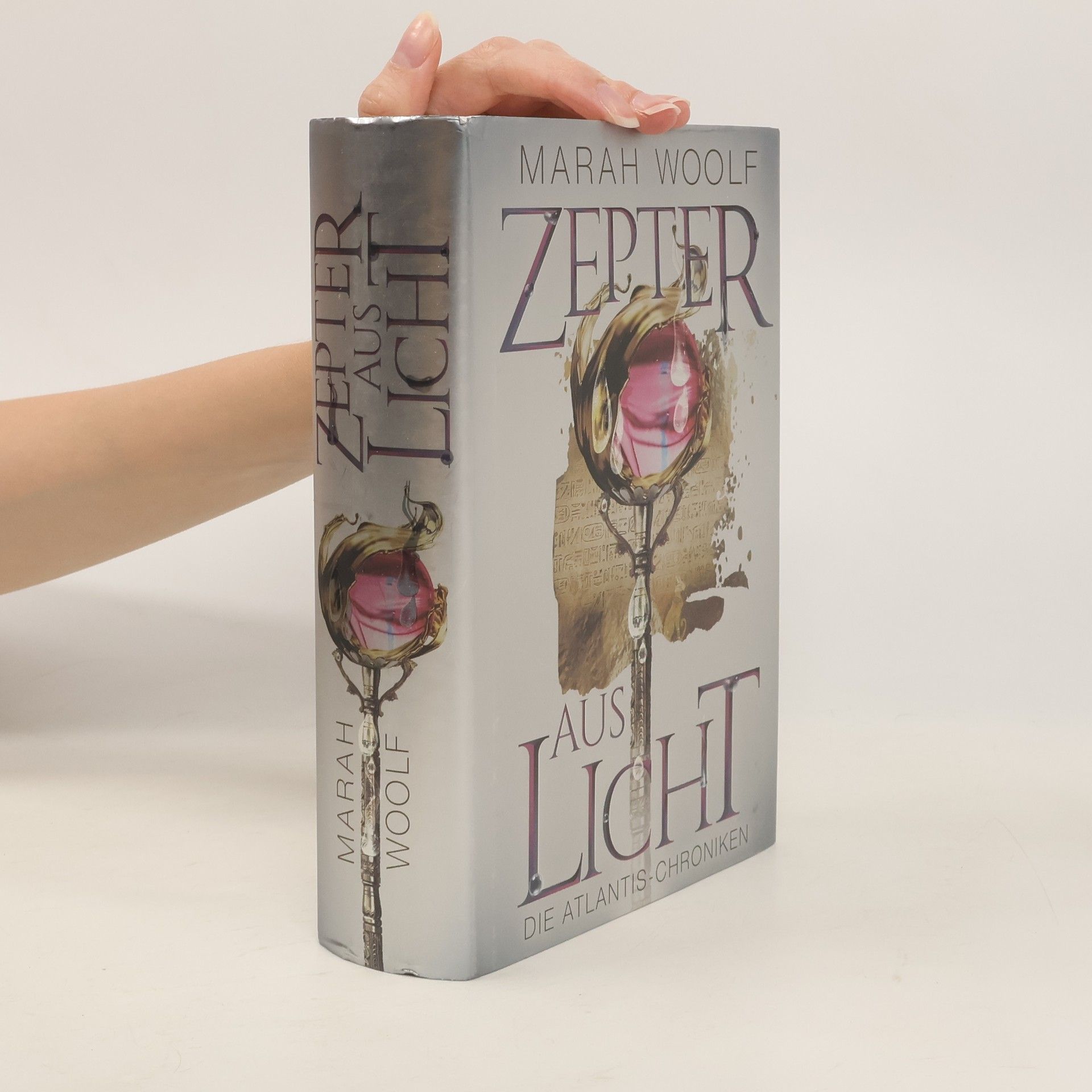 Marah Woolf Zepter aus Licht