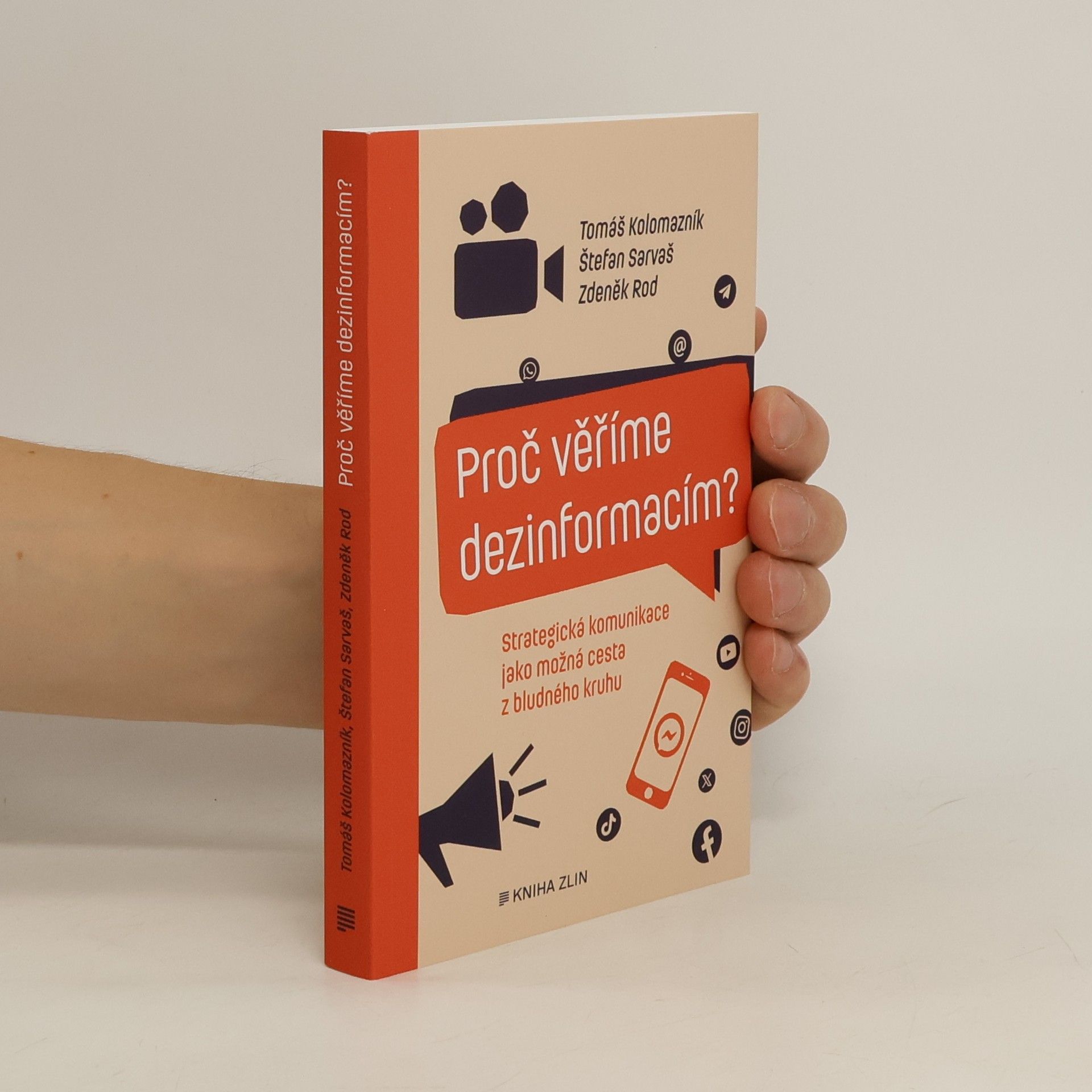 Tomáš Kolomazník Proč věříme dezinformacím? : strategická komunikace jako možná cesta z bludného kruhu