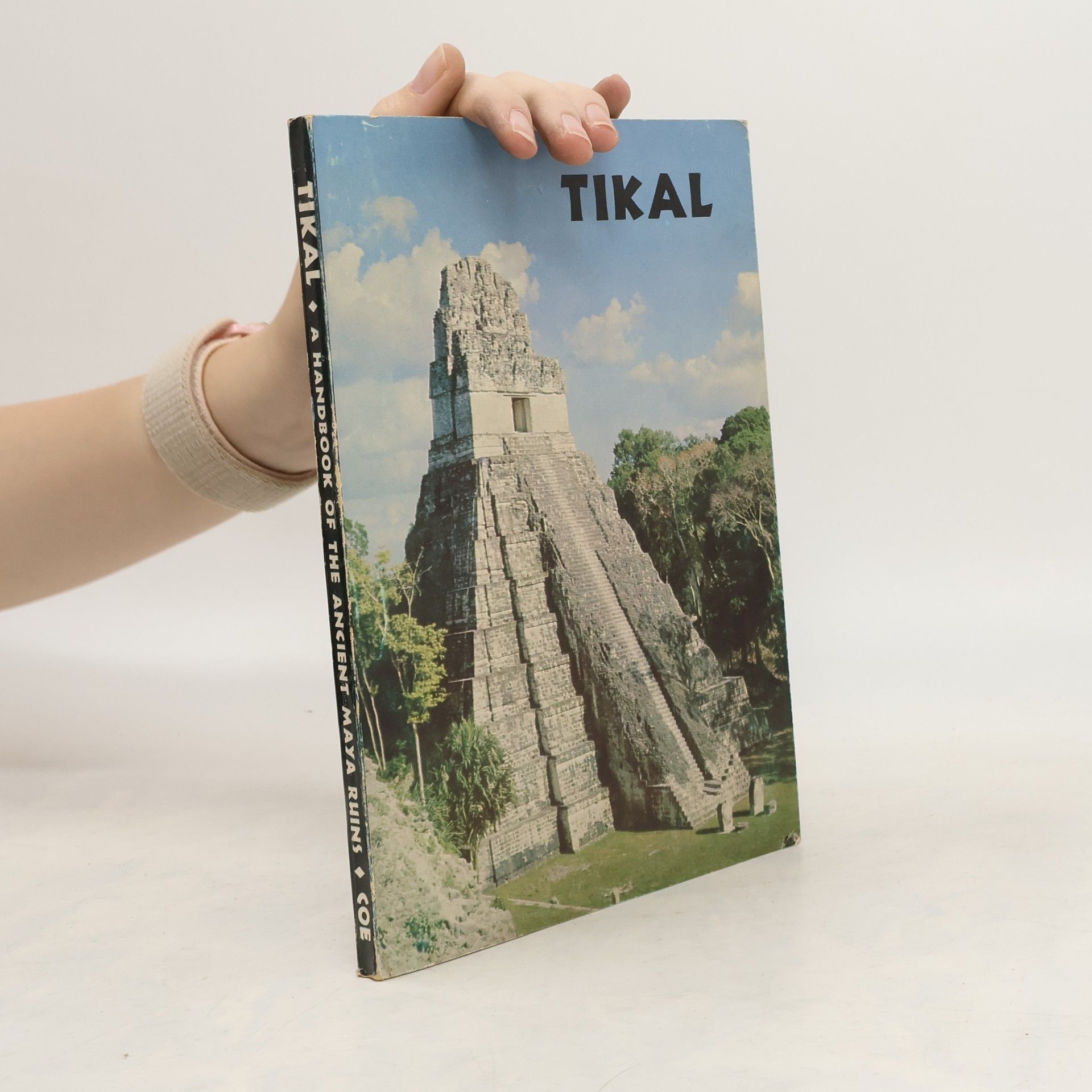 William R. Coe Tikal. A Handbook of the Ancient Maya Ruins
