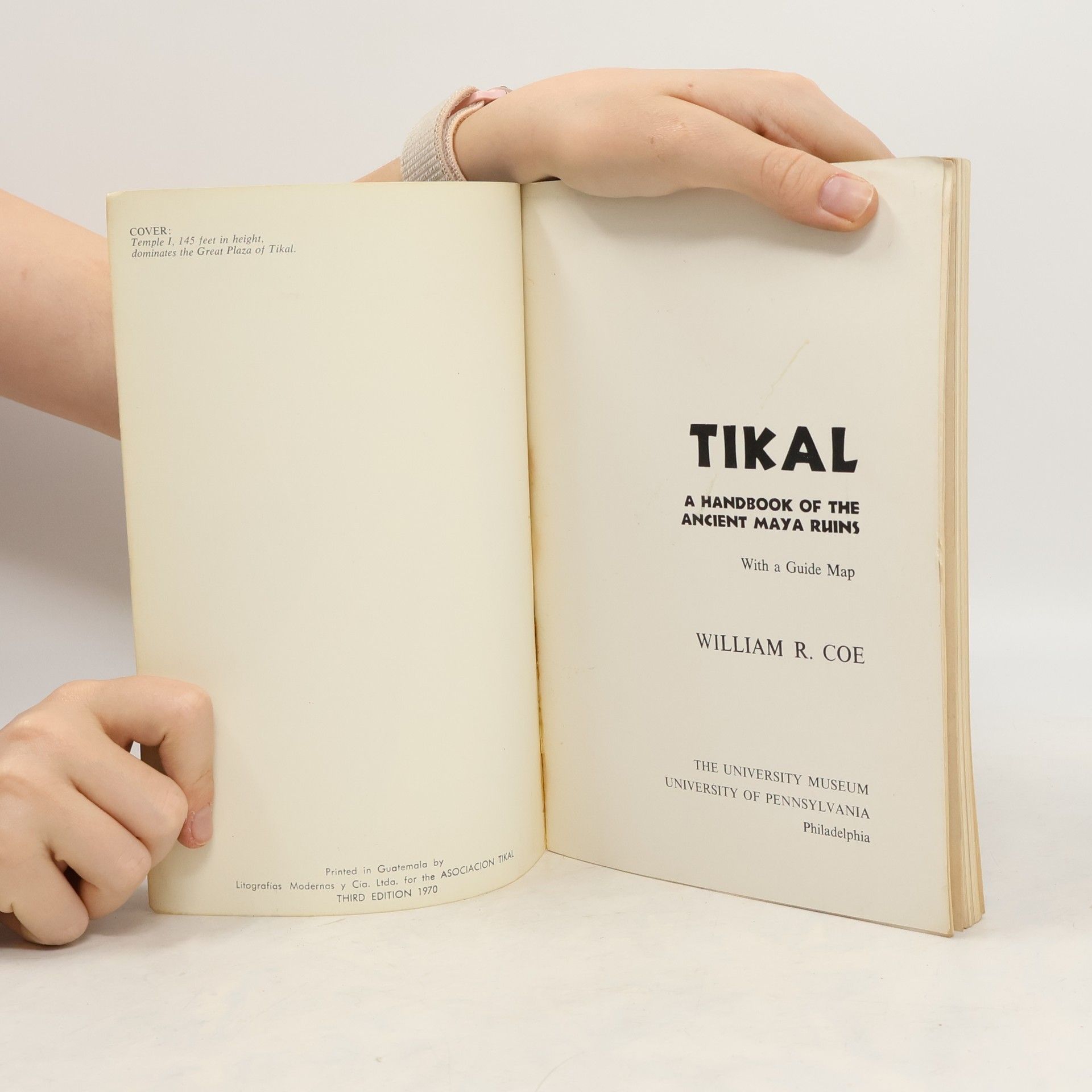 William R. Coe Tikal. A Handbook of the Ancient Maya Ruins