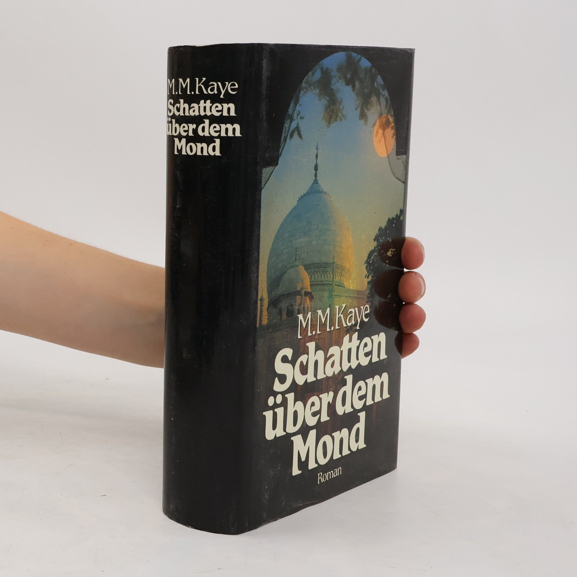 M. M. Kaye Schatten über dem Mond