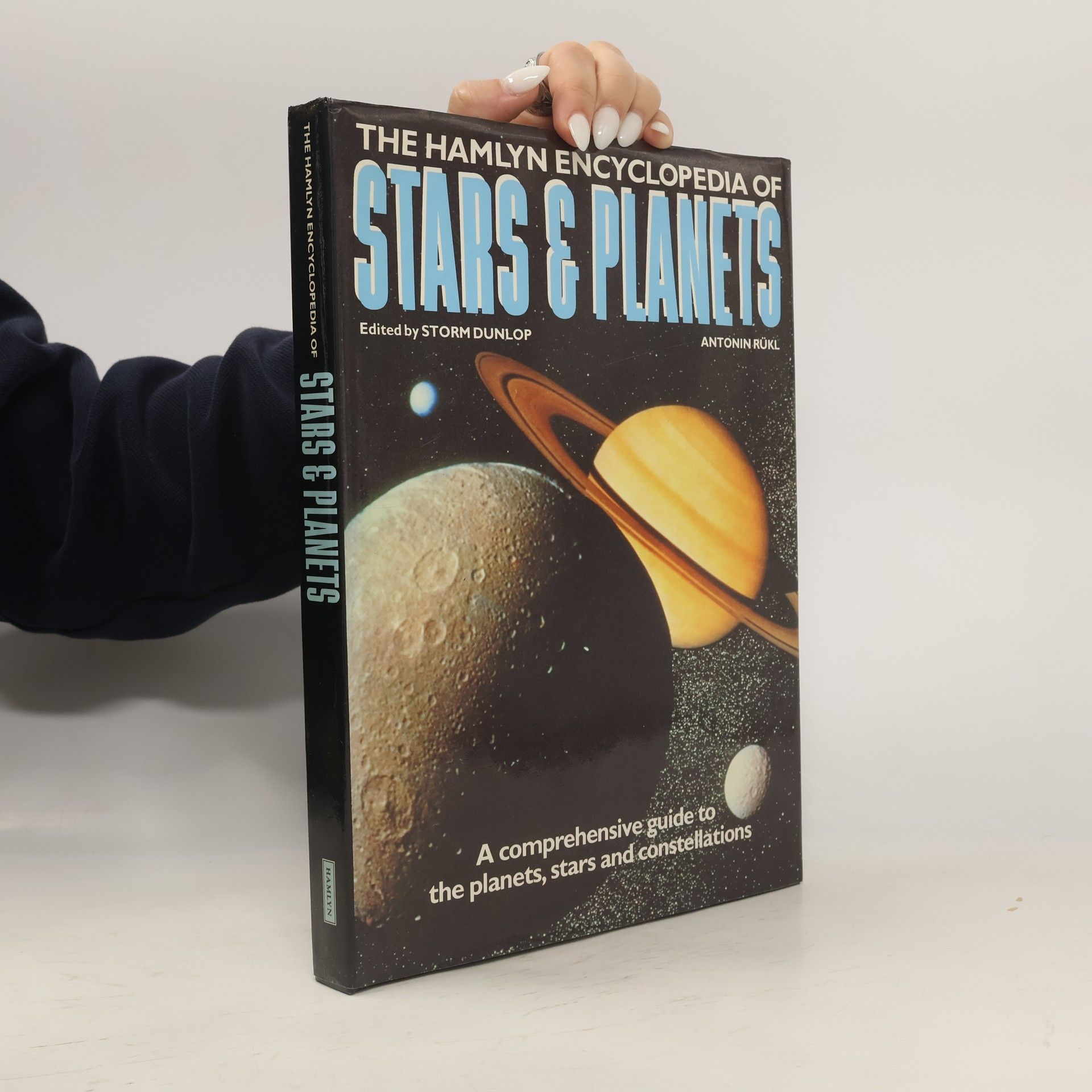 Antonín Rükl The Hamlyn encyclopedia of stars & planets.