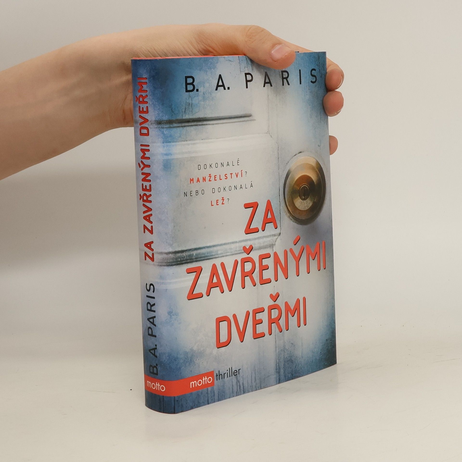 B. A. Paris Za zavřenými dveřmi