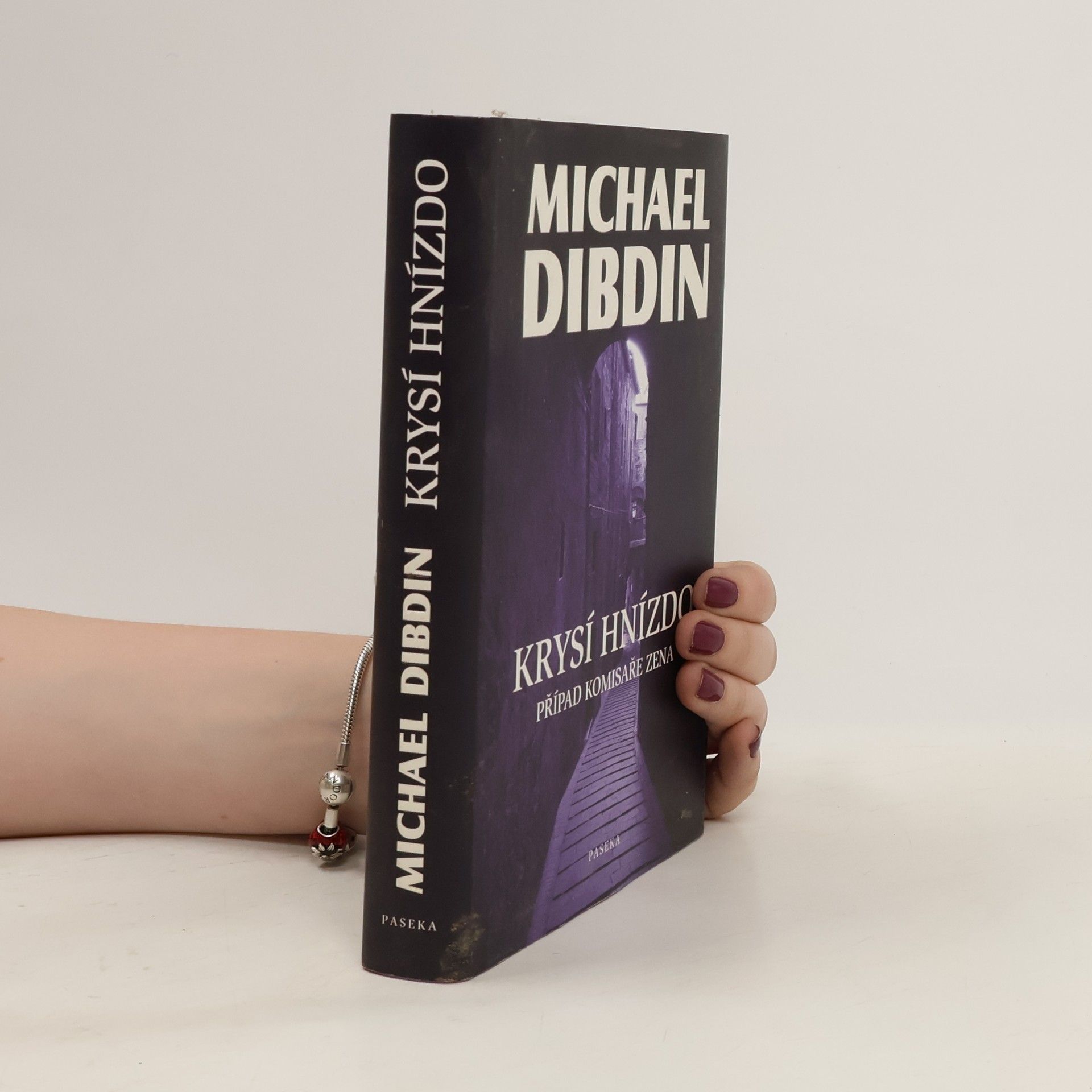 Michael Dibdin Krysí hnízdo: Případ komisaře Zena