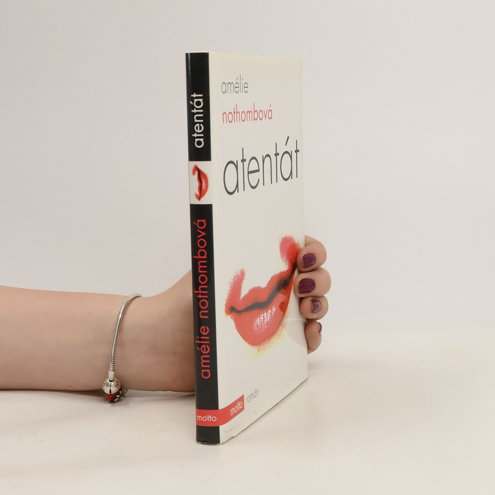 Amélie Nothomb Atentát