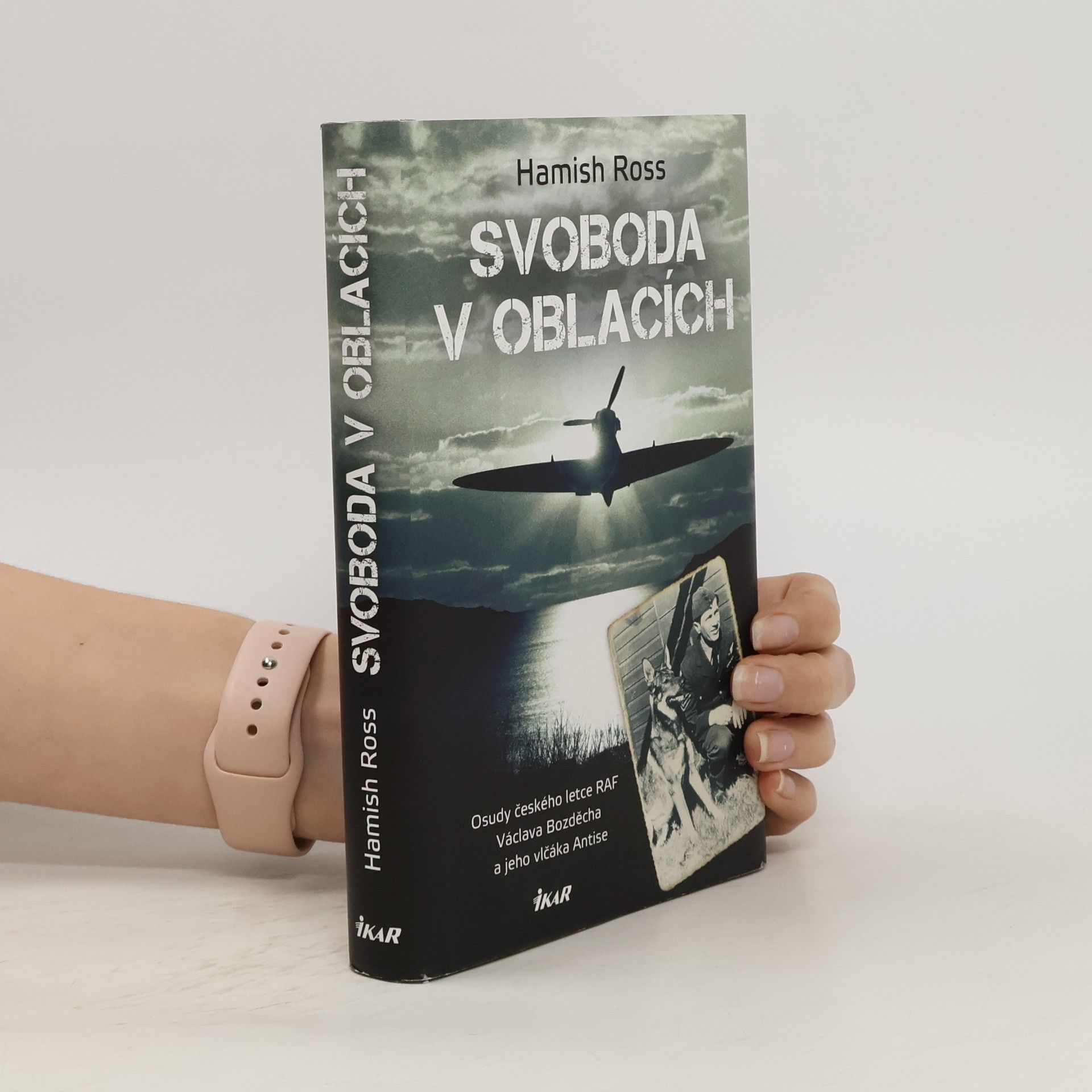Hamish Ross Svoboda v oblacích - Osudy českého letce RAF Václava Bozděcha a jeho vlčáka Antise