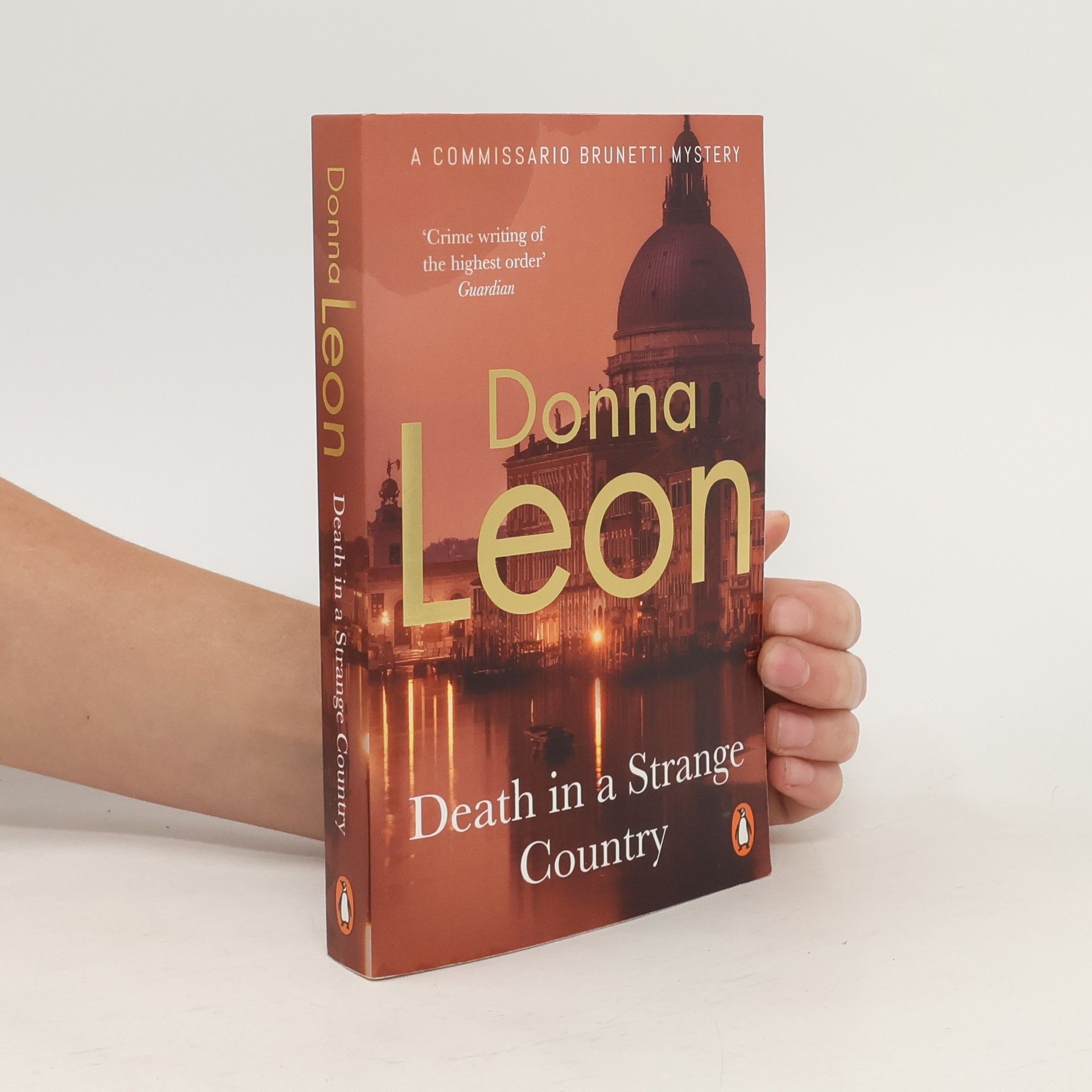 Donna Leon Death in a Strange Country. Endstation Venedig, englische Ausgabe