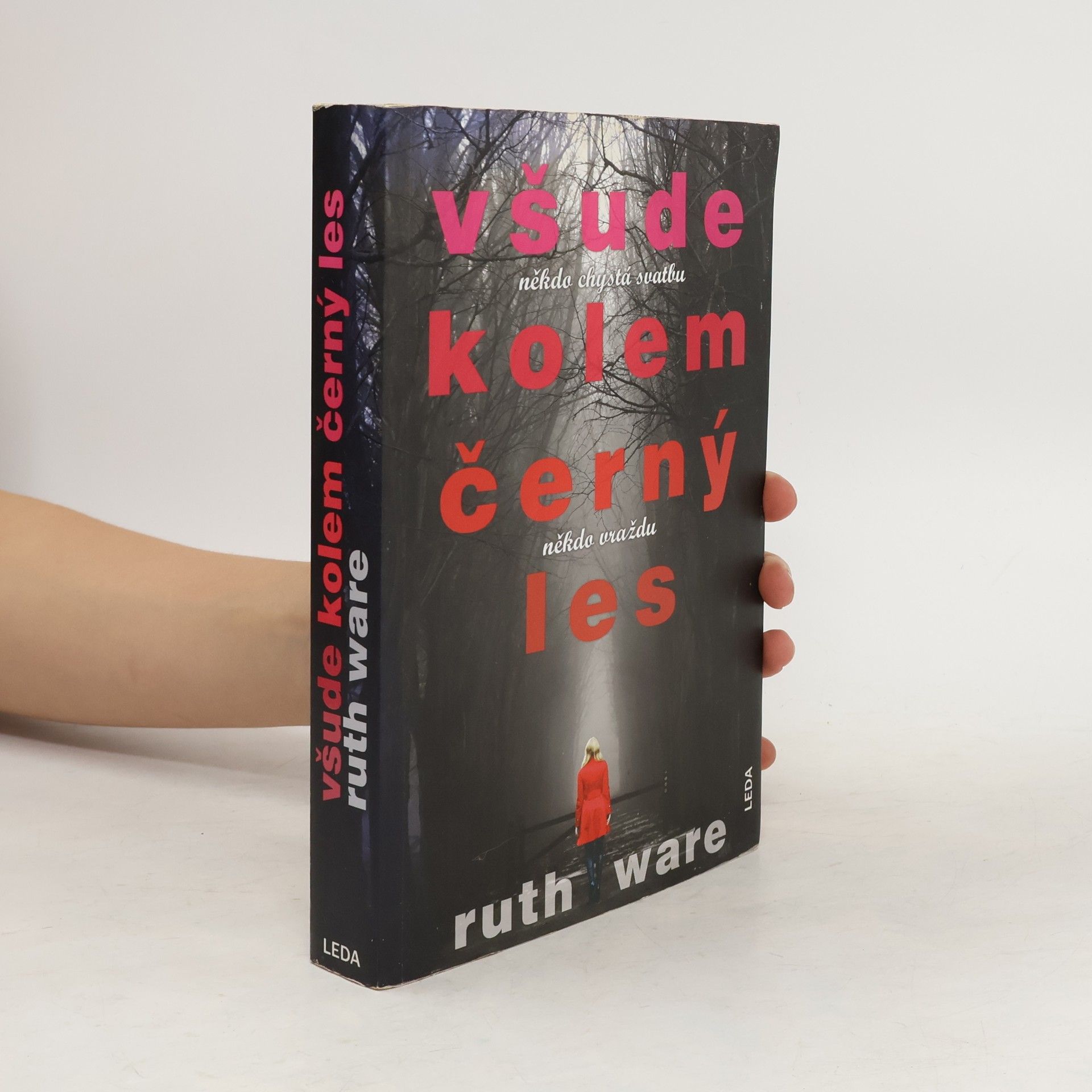 Ruth Ware Všude kolem černý les. Někdo chystá svatbu, někdo vraždu