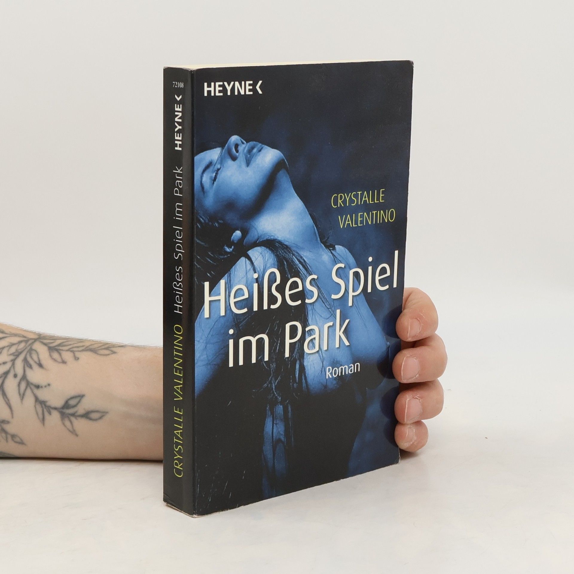 Crystalle Valentino Heisses Spiel im Park