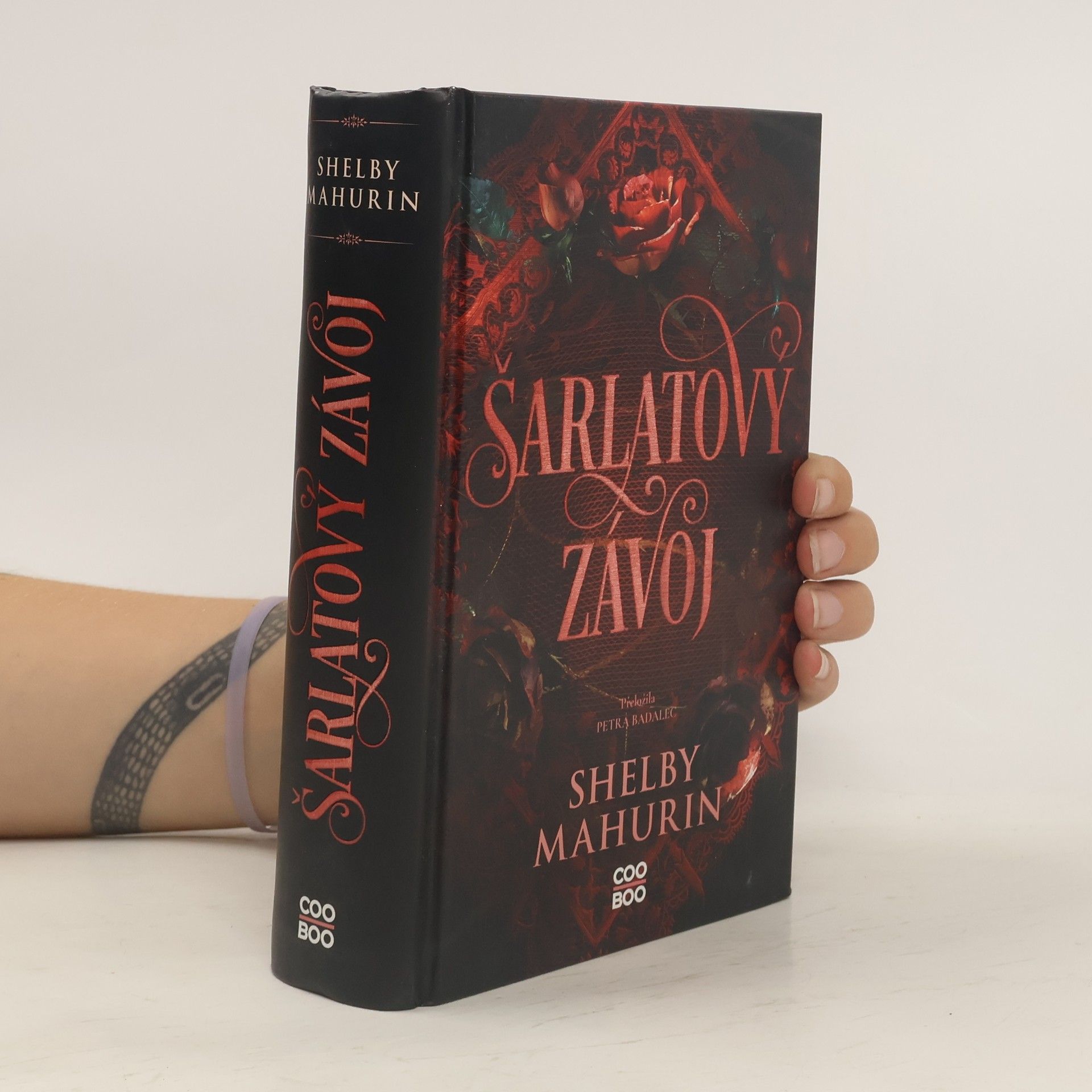 Shelby Mahurin Šarlatový závoj