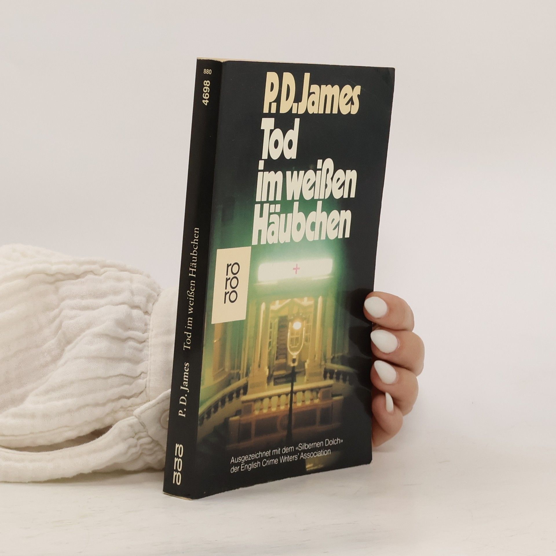 James P.D. Tod im weisen Häubchen