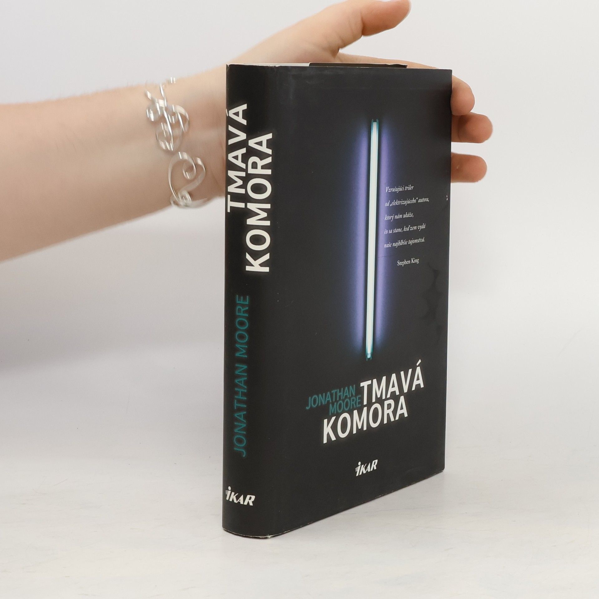 Jonathan Moore Tmavá komora
