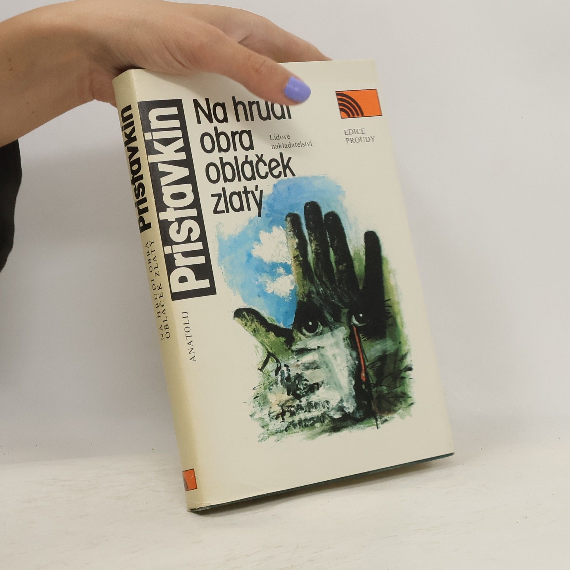 Anatoly Pristavkin Na hrudi obra obláček zlatý