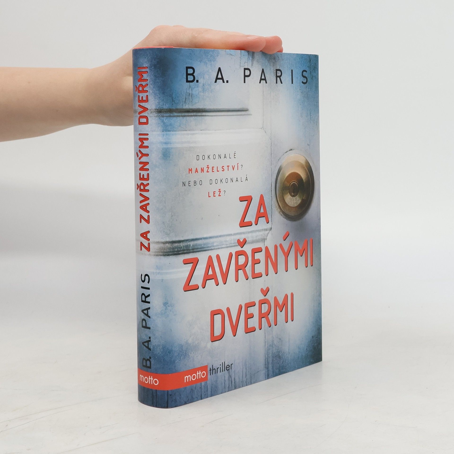 B. A. Paris Za zavřenými dveřmi
