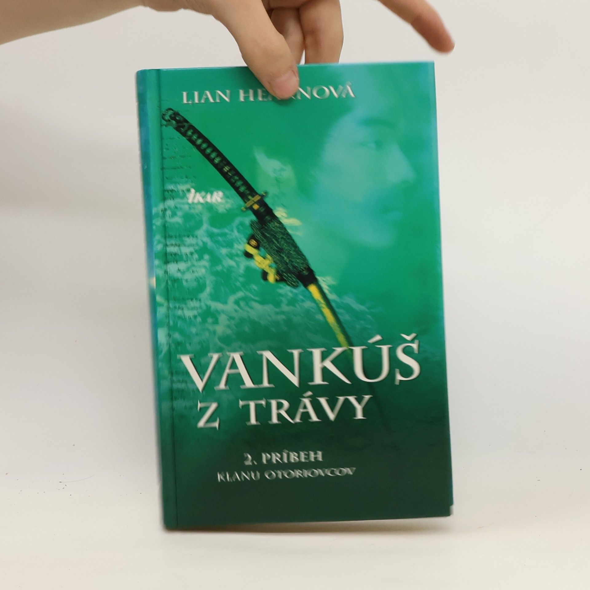 Lian Hearn Vankúš z trávy