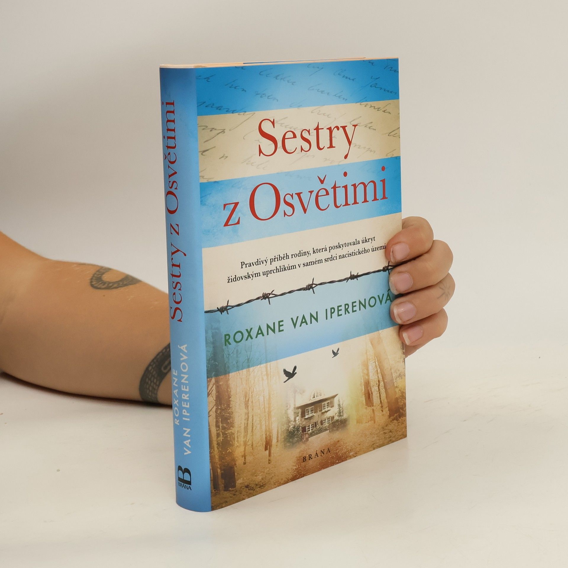 Roxane van Iperen Sestry z Osvětimi. Pravdivý příběh rodiny, která poskytovala úkryt židovským uprchlíkům v samém srdci nacistického území