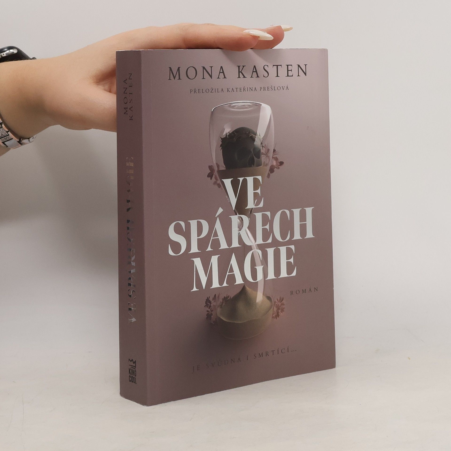 Mona Kasten Ve spárech magie