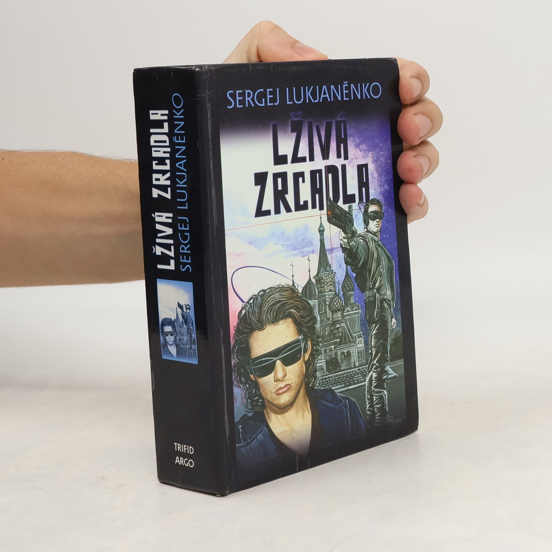 Sergey Lukyanenko Lživá zrcadla. Průzračné vitráže