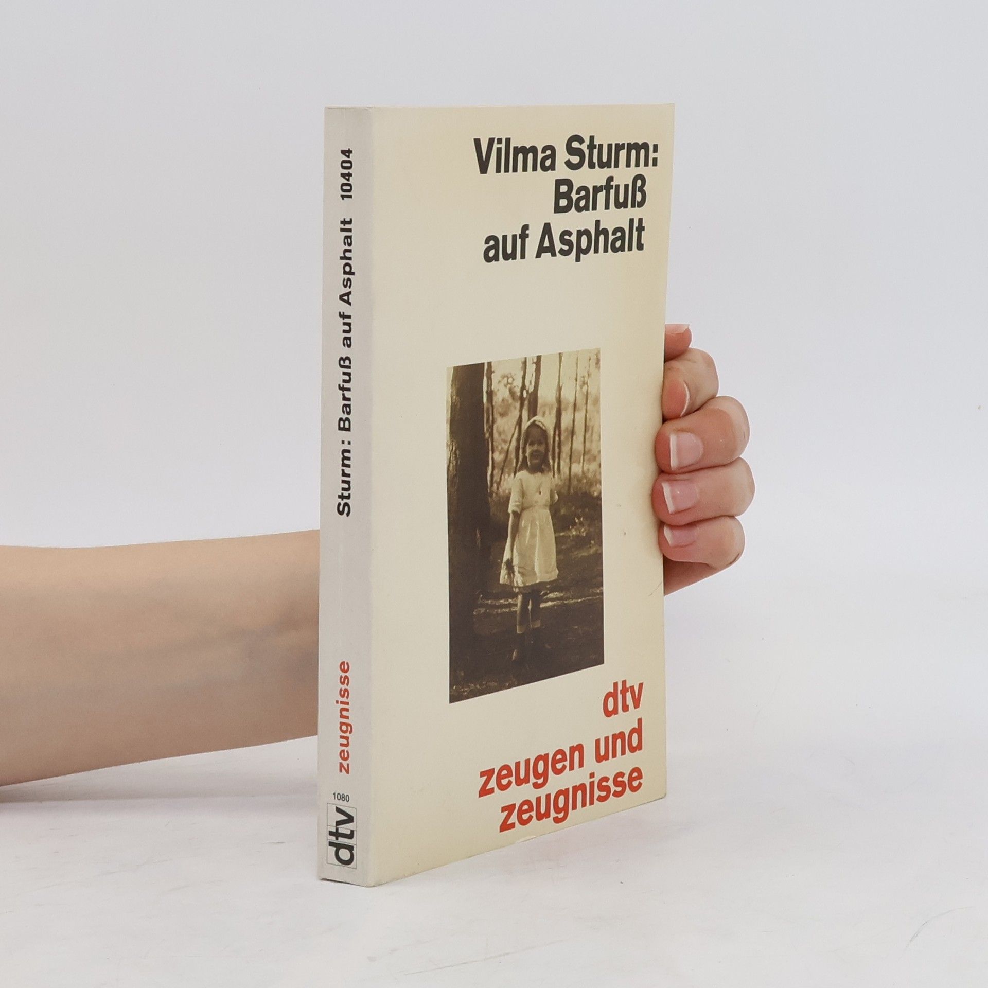 Vilma Sturm Barfuss auf Asphalt