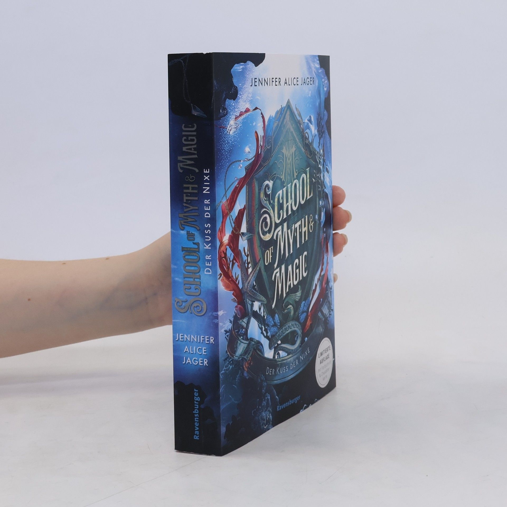 Jennifer Alice Jager School of Myth & Magic, Band 1: Der Kuss der Nixe (Limitierte Auflage mit Farbschnitt und Charakterkarte)