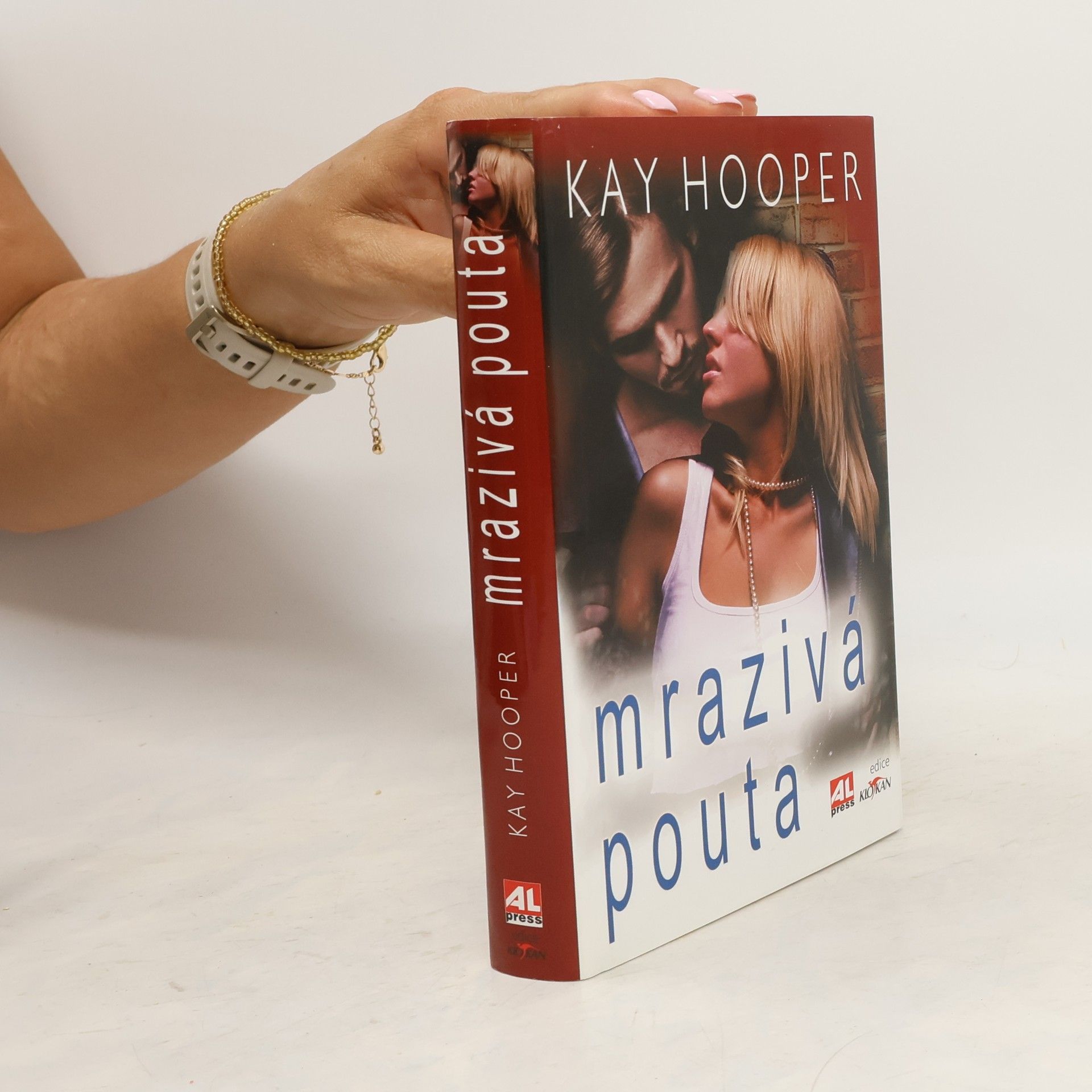 Kay Hooper Mrazivá pouta