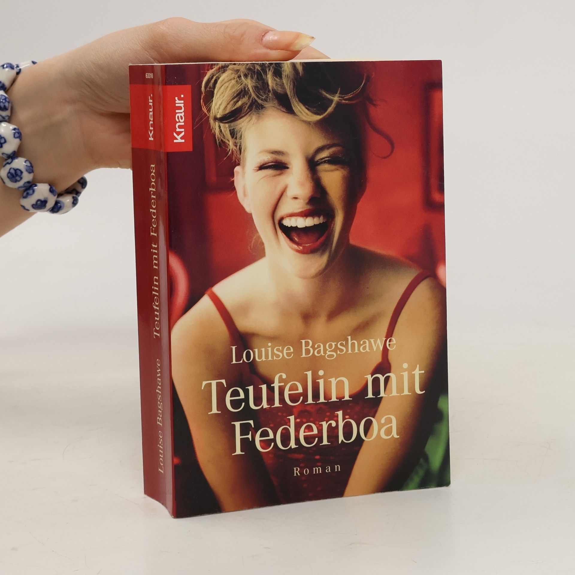Louise Bagshawe Teufelin mit Federboa