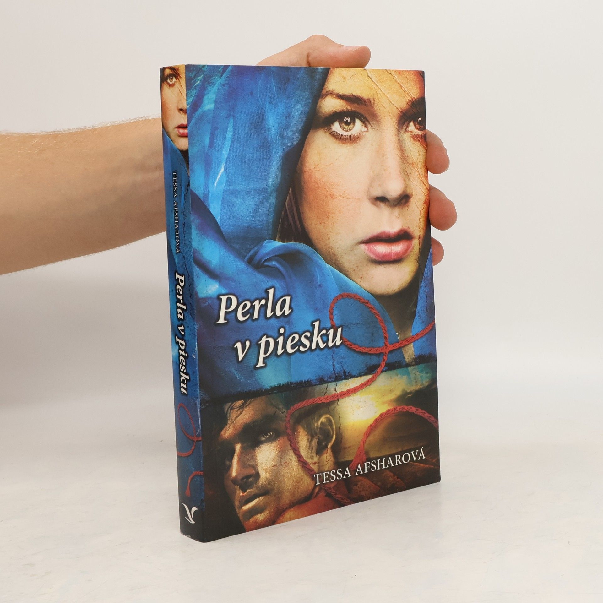 Tessa Afshar Perla v piesku