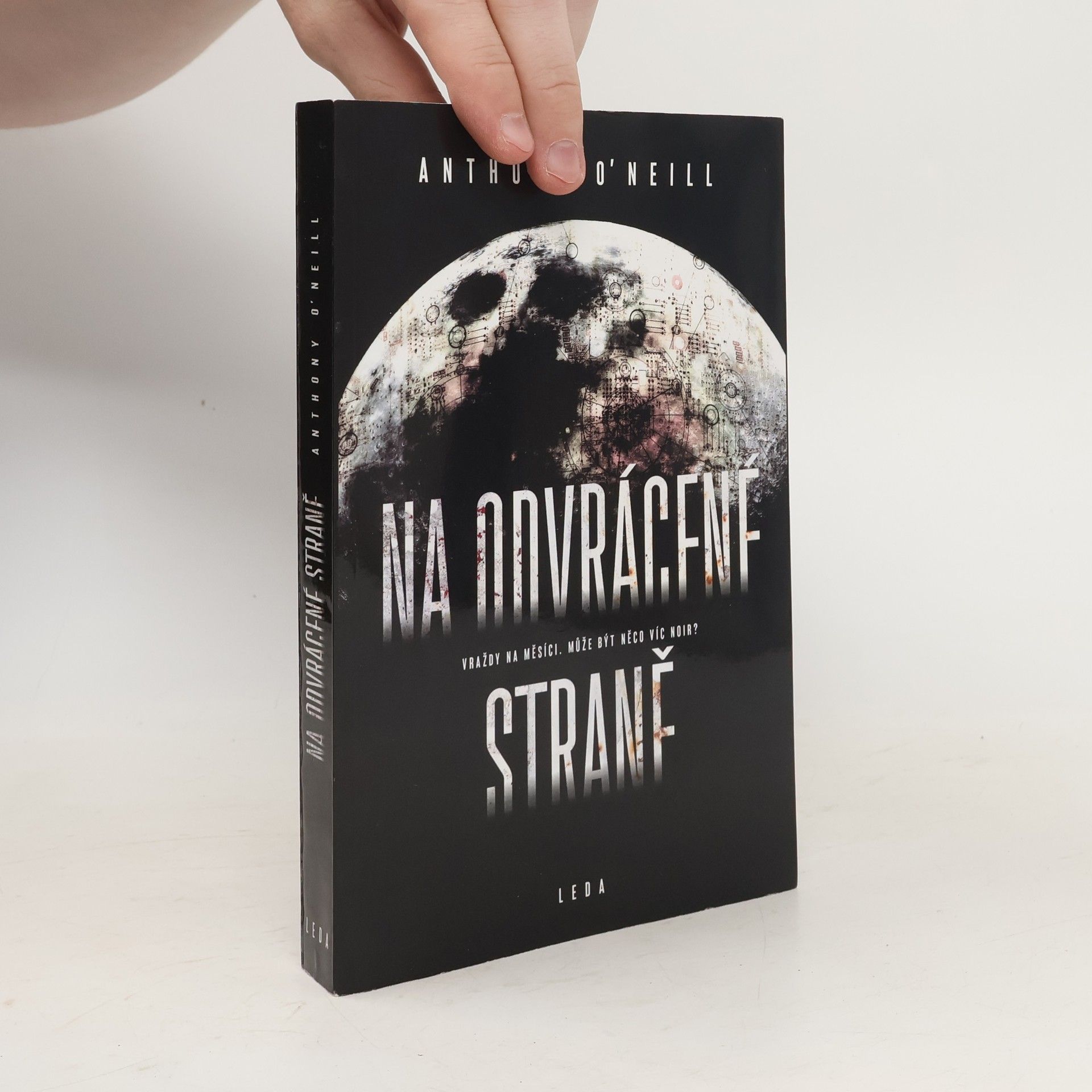 Anthony O'Neill Na odvrácené straně