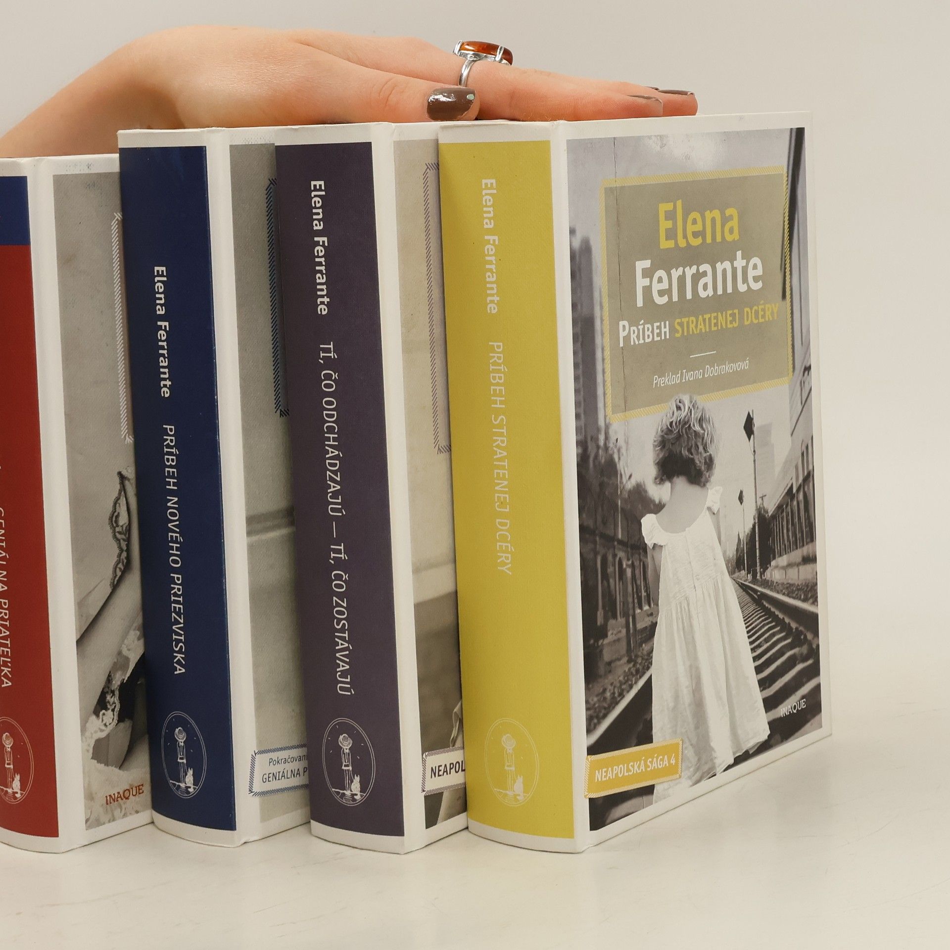 Elena Ferrante Neapolská sága 1-4. Geniálna priateľka. Príbeh nového priezviska. Tí, čo odchádzajú - tí, čo zostávajú. Príbeh stratenej dcéry