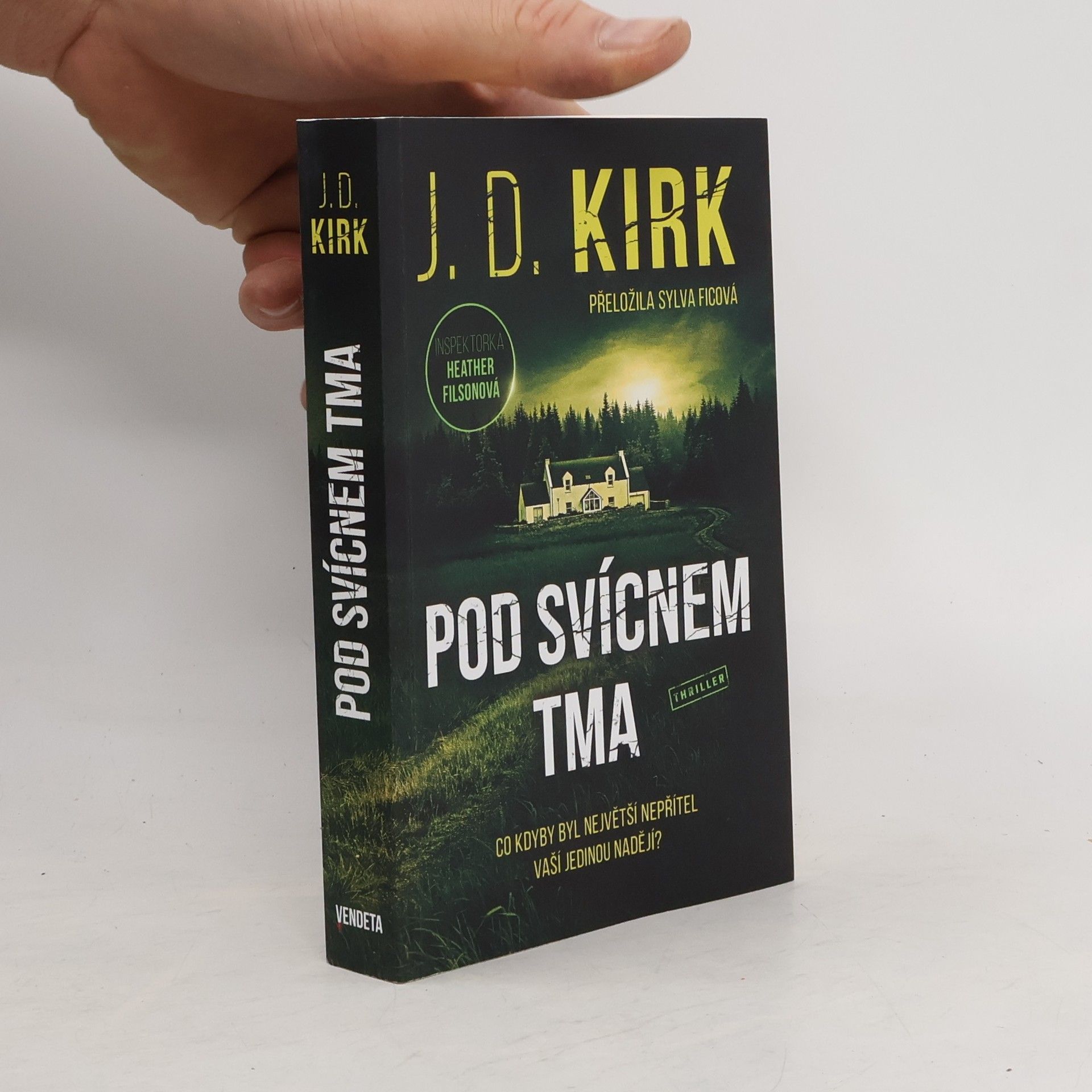 Barry Hutchison Pod svícnem tma